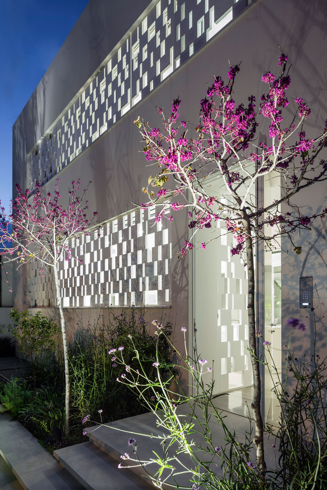 A Stunning Contemporary House with Charming Character in Tel Aviv by Pitsou Kedem Architects (24)