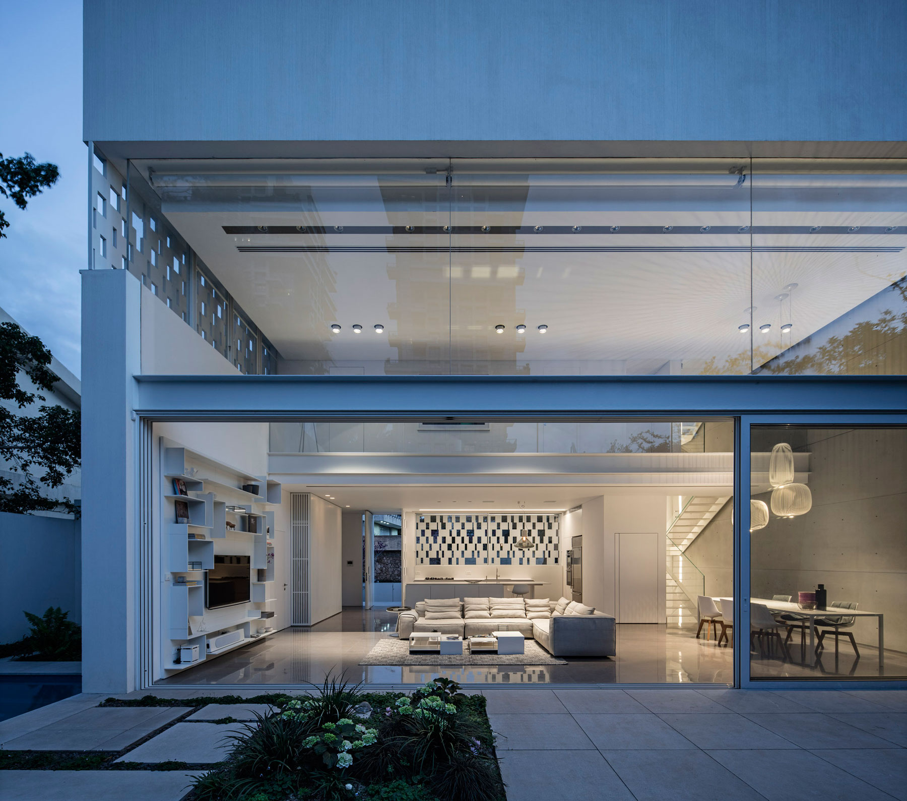 A Stunning Contemporary House with Charming Character in Tel Aviv by Pitsou Kedem Architects (25)