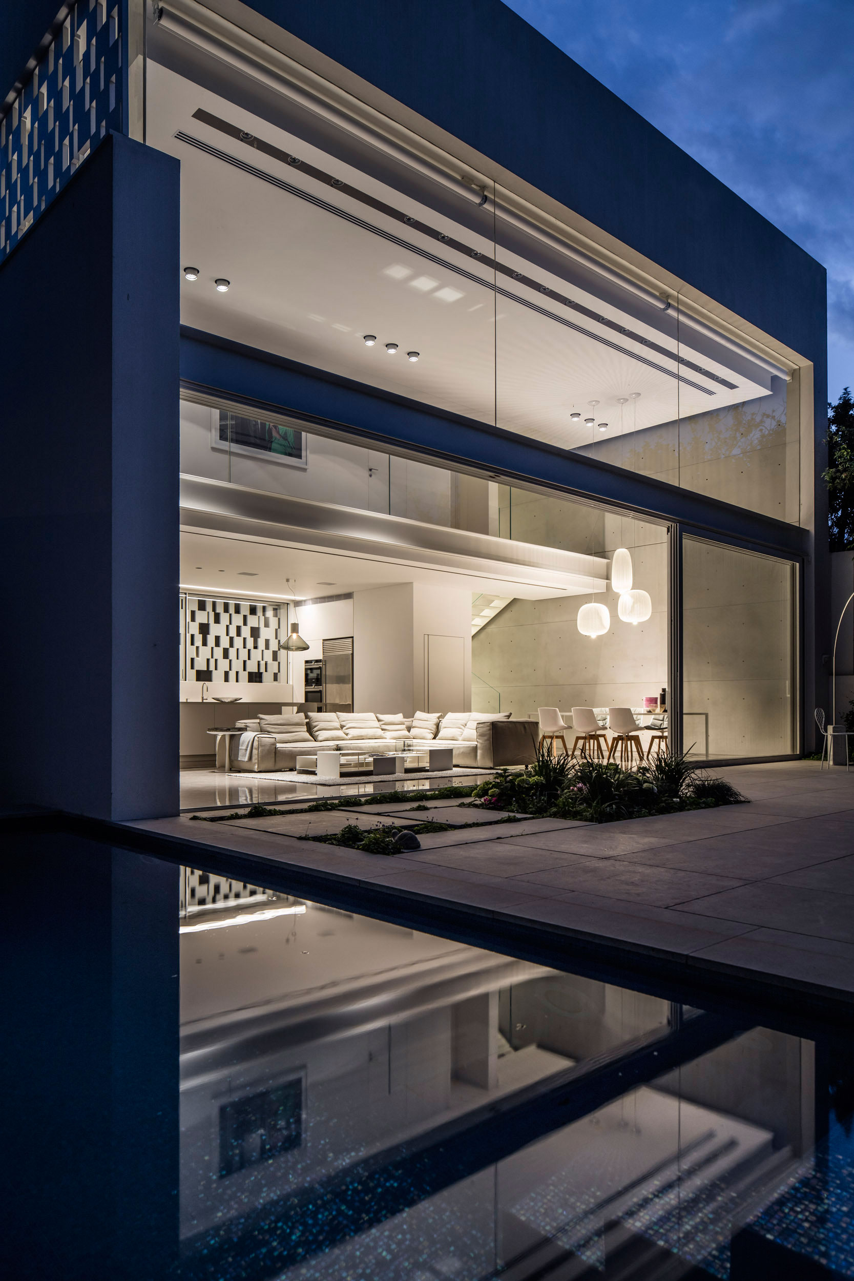 A Stunning Contemporary House with Charming Character in Tel Aviv by Pitsou Kedem Architects (26)