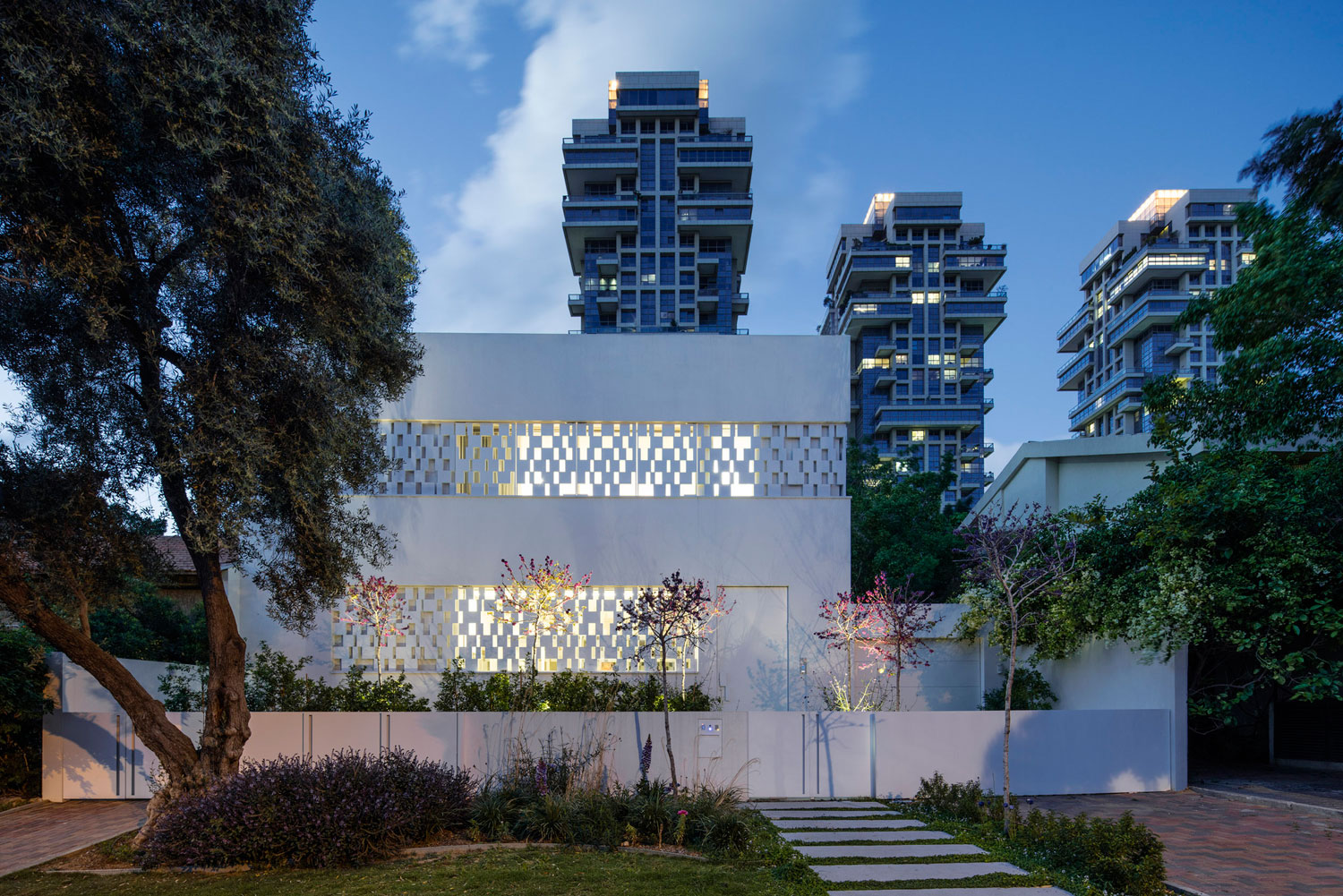 A Stunning Contemporary House with Charming Character in Tel Aviv by Pitsou Kedem Architects (27)