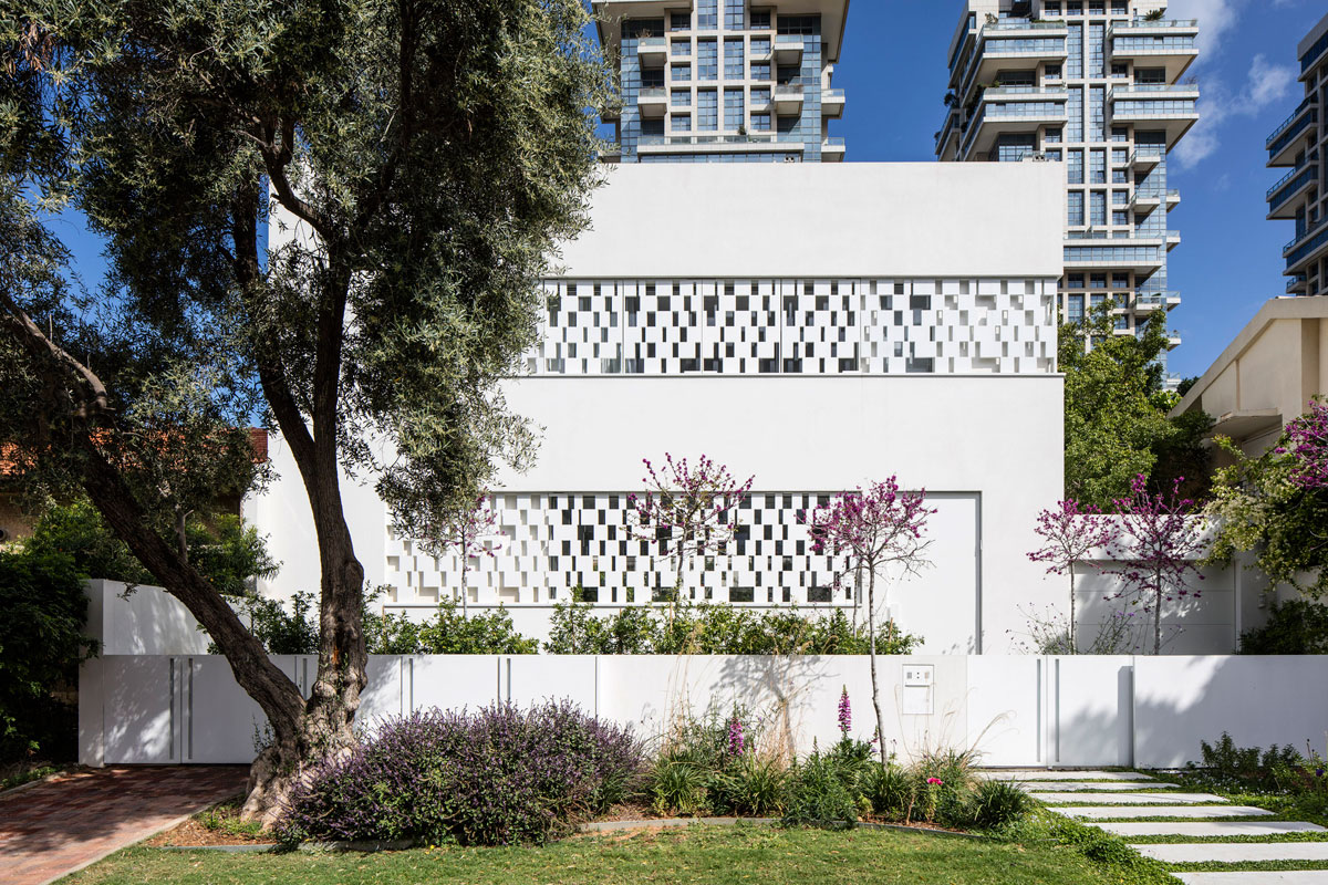 A Stunning Contemporary House with Charming Character in Tel Aviv by Pitsou Kedem Architects (4)