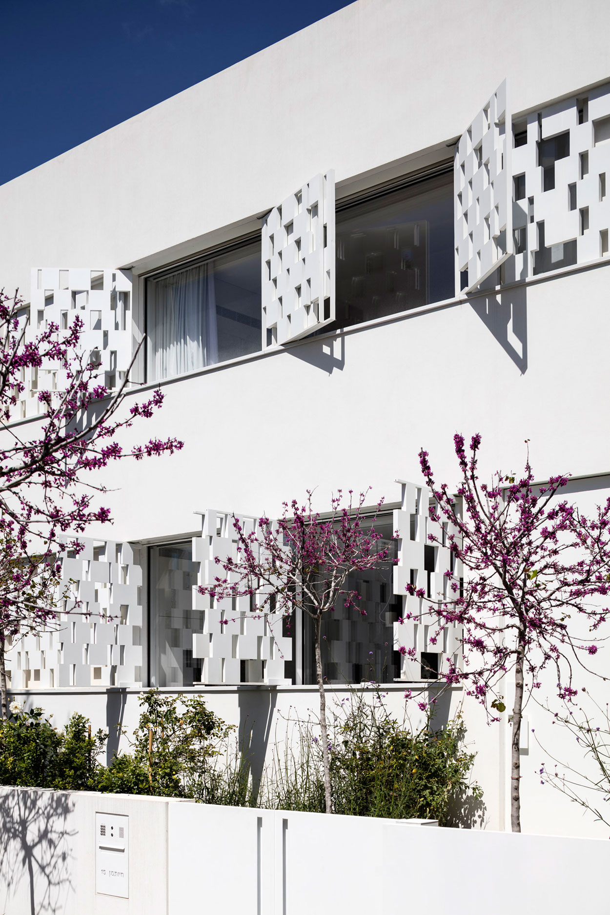 A Stunning Contemporary House with Charming Character in Tel Aviv by Pitsou Kedem Architects (5)