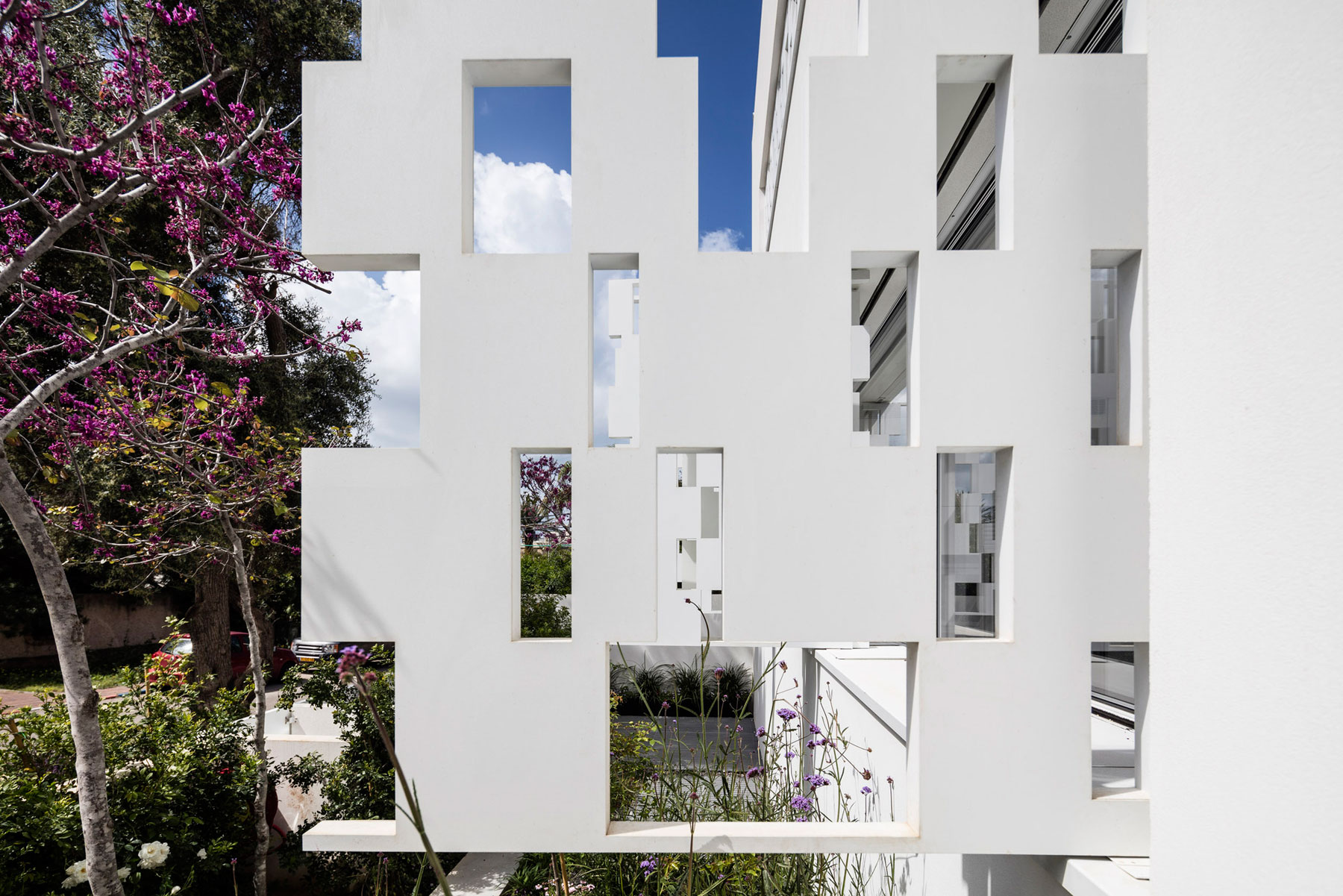 A Stunning Contemporary House with Charming Character in Tel Aviv by Pitsou Kedem Architects (8)