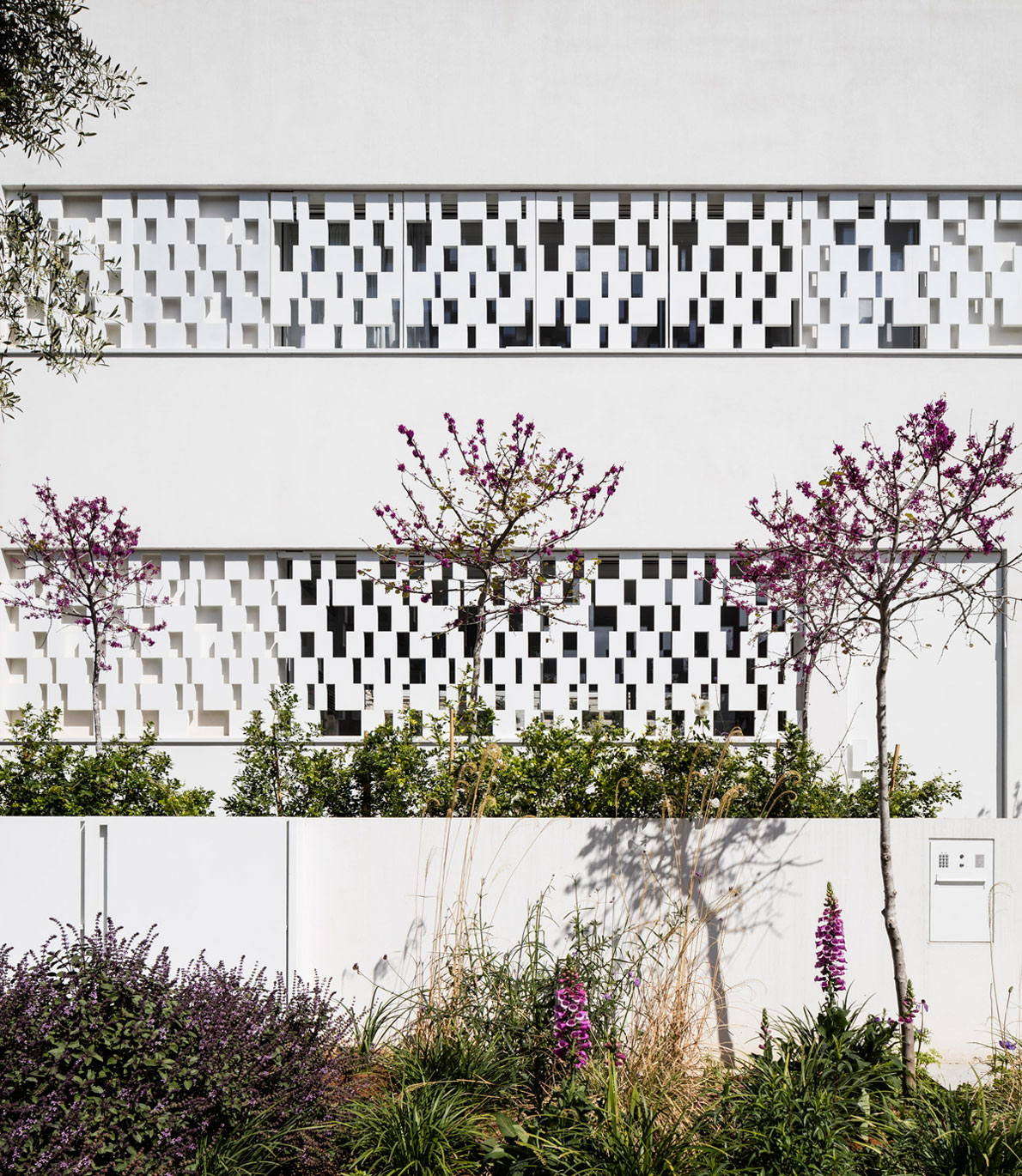 A Stunning Contemporary House with Charming Character in Tel Aviv by Pitsou Kedem Architects (9)