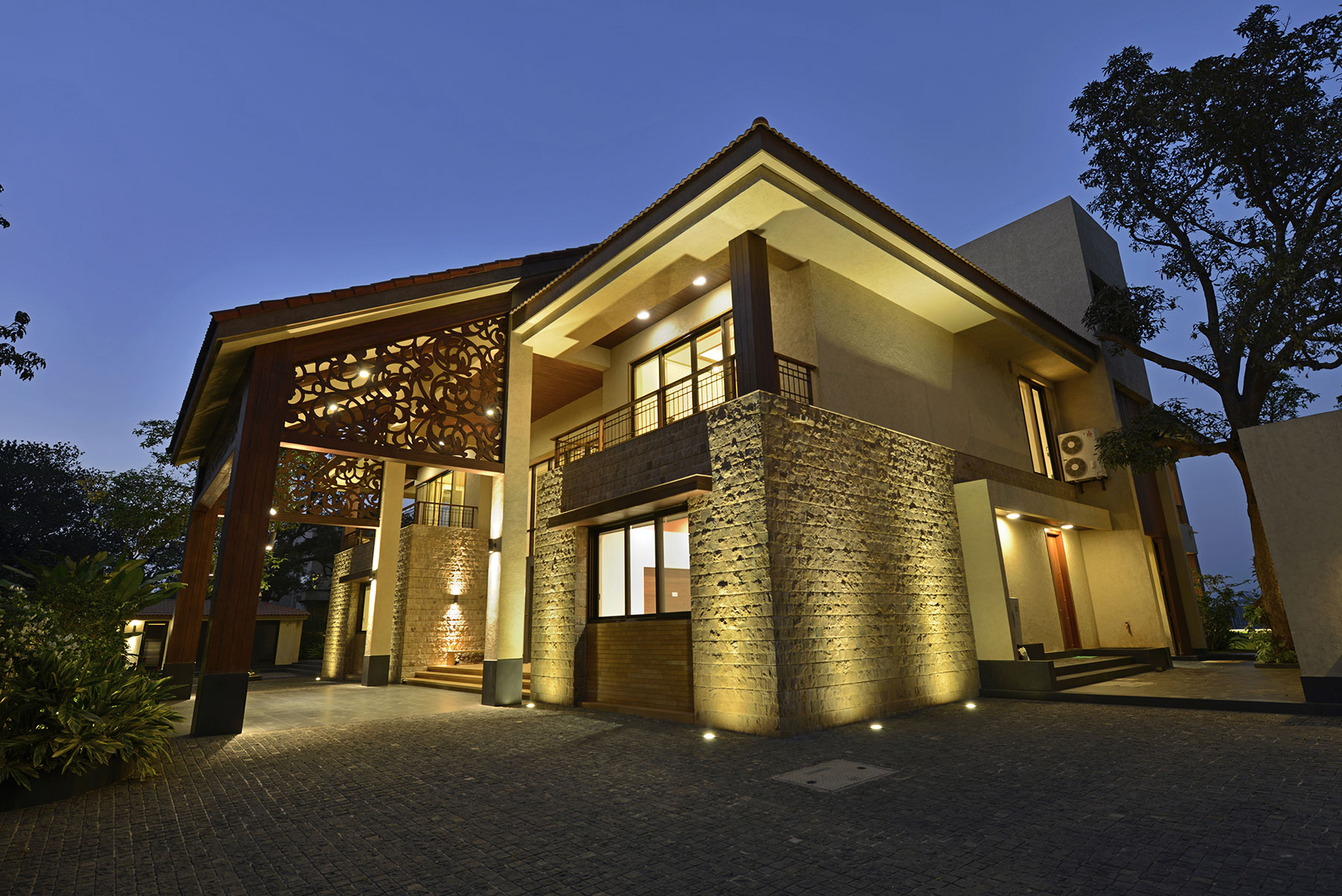A Stunning Contemporary Villa with Open and Airy Interiors in the Khandala Valley, India by GA design (36)