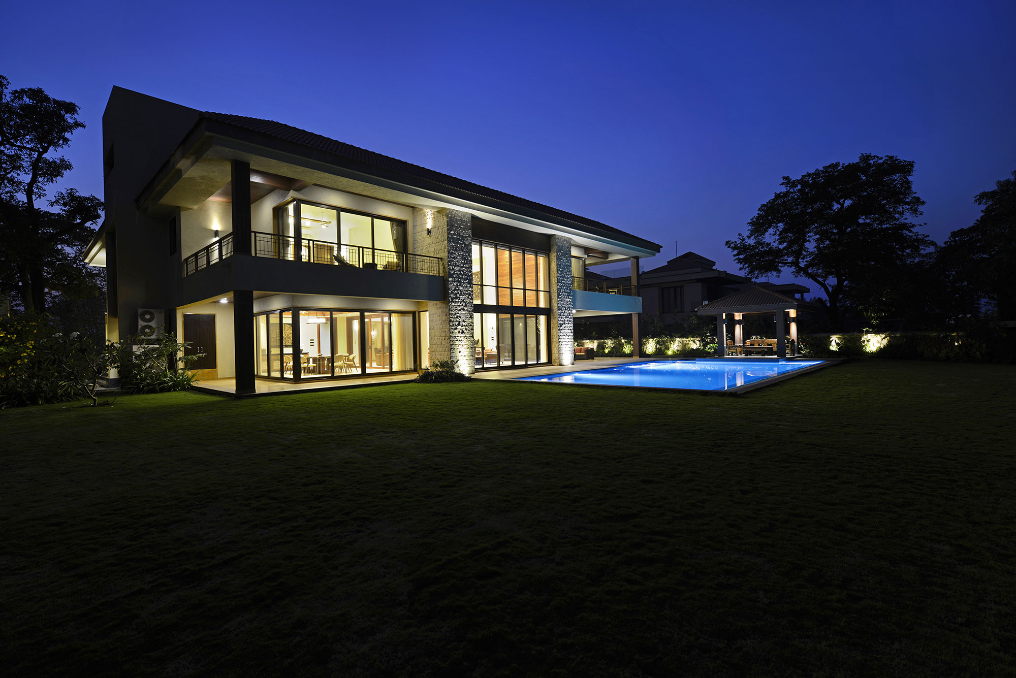 A Stunning Contemporary Villa with Open and Airy Interiors in the Khandala Valley, India by GA design (37)