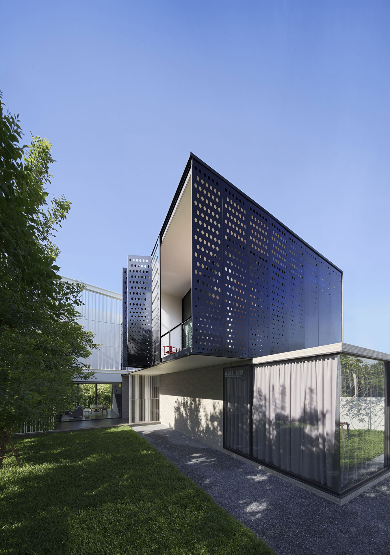 A Stunning Modern Tropical House in the Suburbs of Bangkok, Thailand by Ayutt and Associates Design (2)
