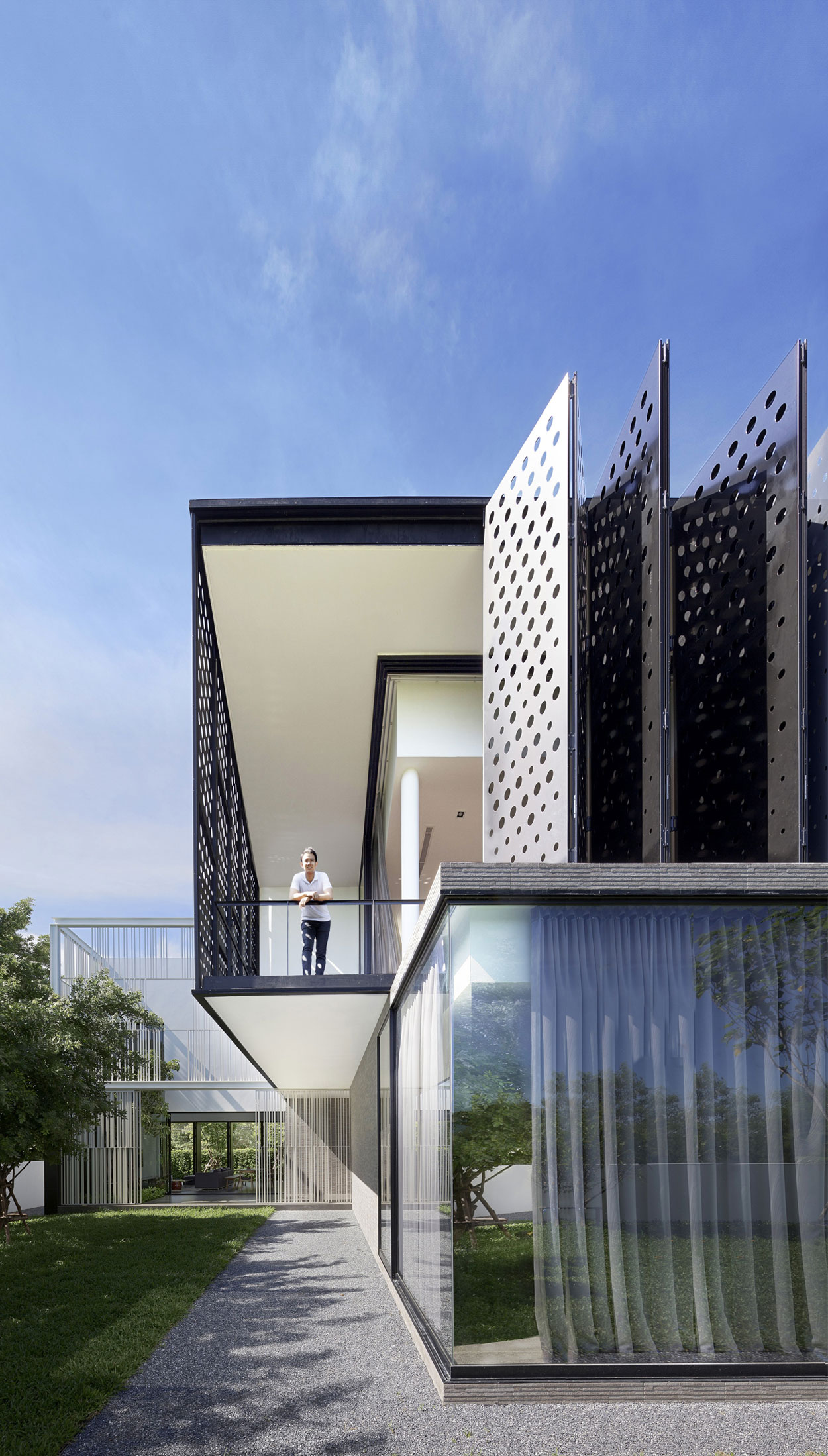 A Stunning Modern Tropical House in the Suburbs of Bangkok, Thailand by Ayutt and Associates Design (3)