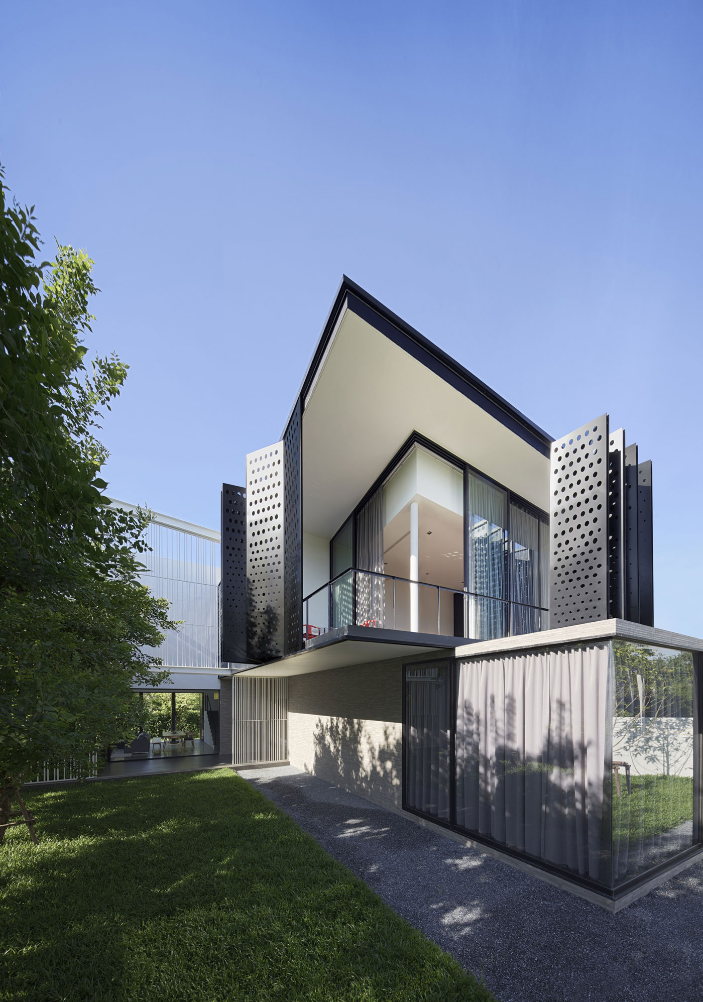 A Stunning Modern Tropical House in the Suburbs of Bangkok, Thailand by Ayutt and Associates Design (4)