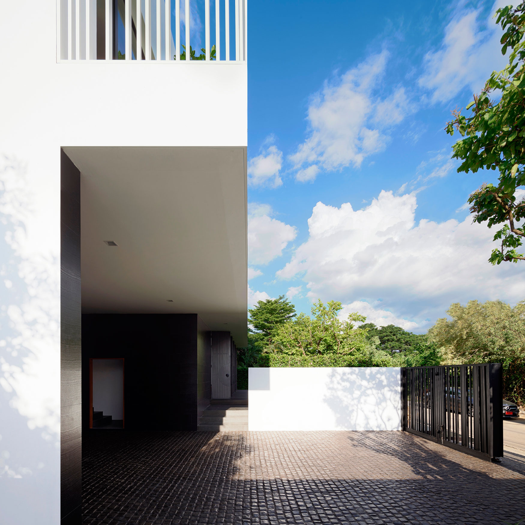 A Stunning Modern Tropical House in the Suburbs of Bangkok, Thailand by Ayutt and Associates Design (6)
