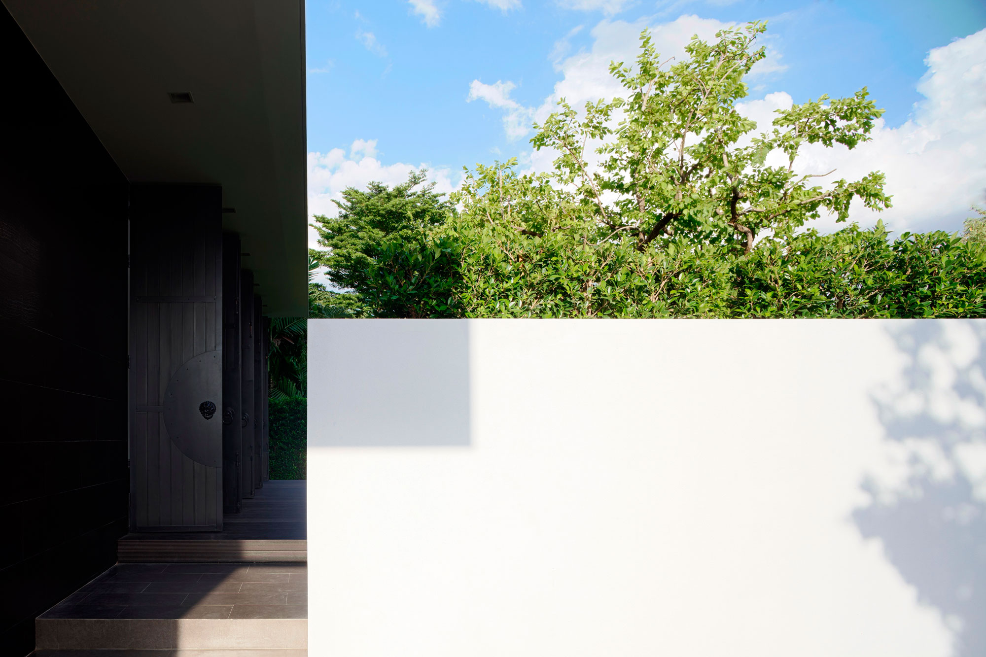 A Stunning Modern Tropical House in the Suburbs of Bangkok, Thailand by Ayutt and Associates Design (7)