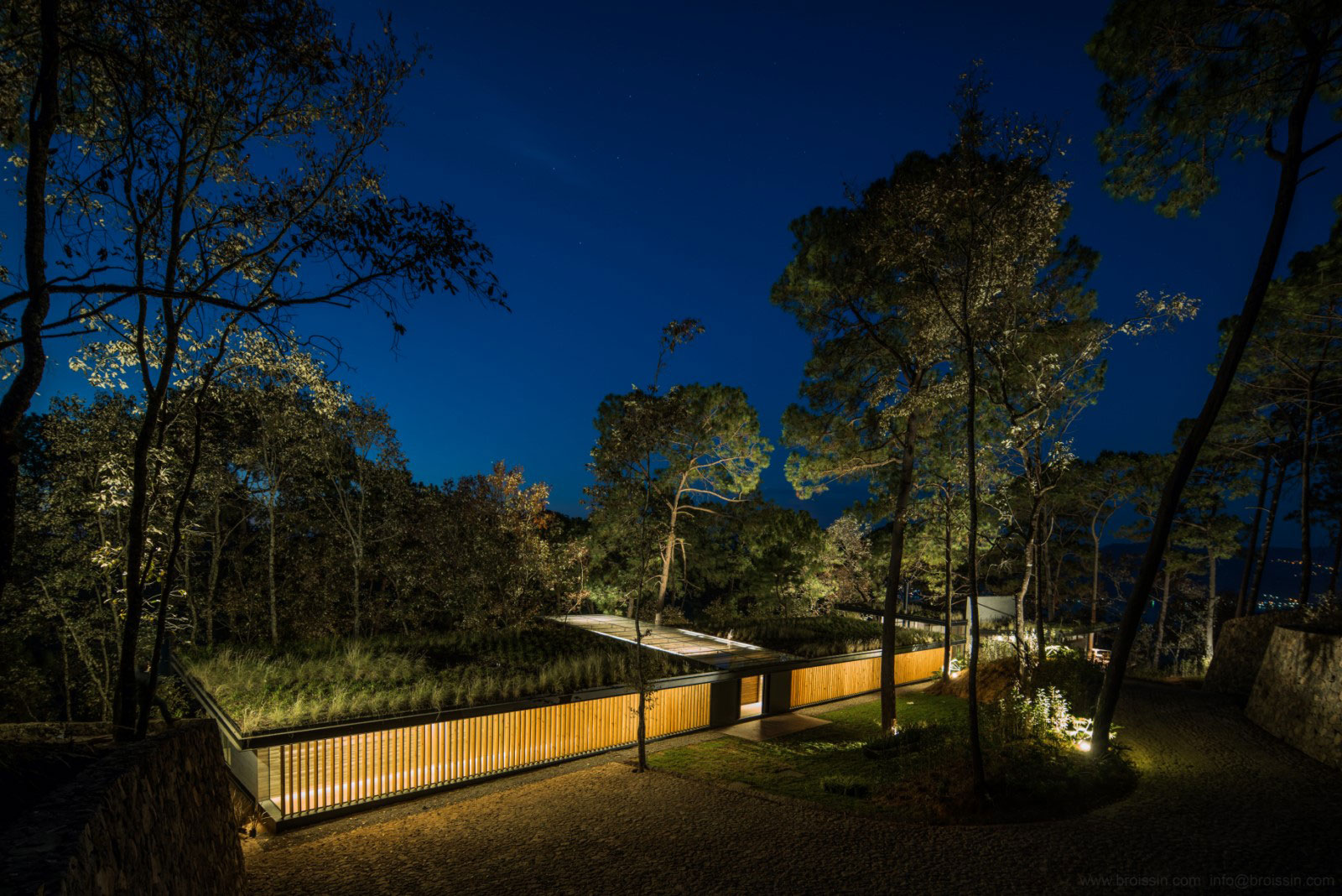 A Stunning Woodland Home Under the Trees in Avándaro, México by BROISSINarchitects (18)