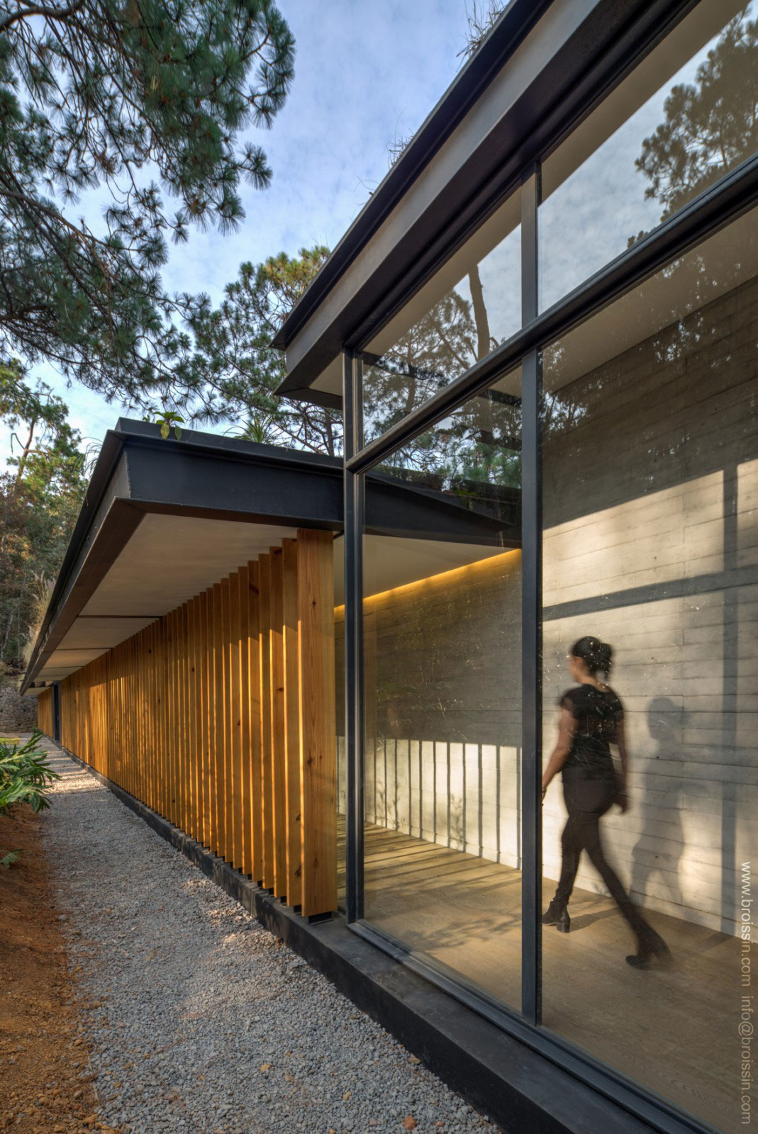 A Stunning Woodland Home Under the Trees in Avándaro, México by BROISSINarchitects (3)