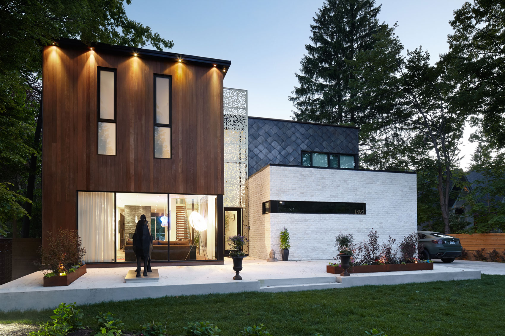 A Stunning and Elegant Contemporary House with Beautiful Landscape in South Mississauga by Prototype Design Lab (12)