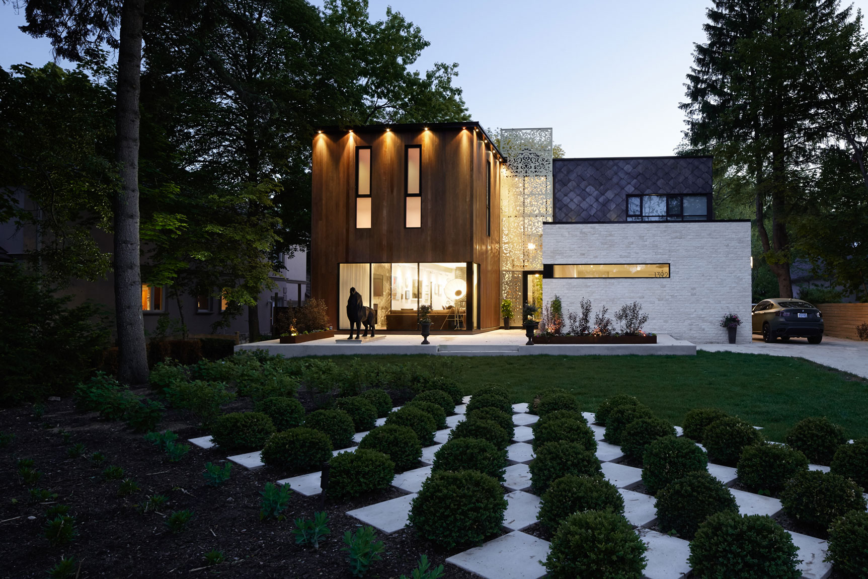 A Stunning and Elegant Contemporary House with Beautiful Landscape in South Mississauga by Prototype Design Lab (13)