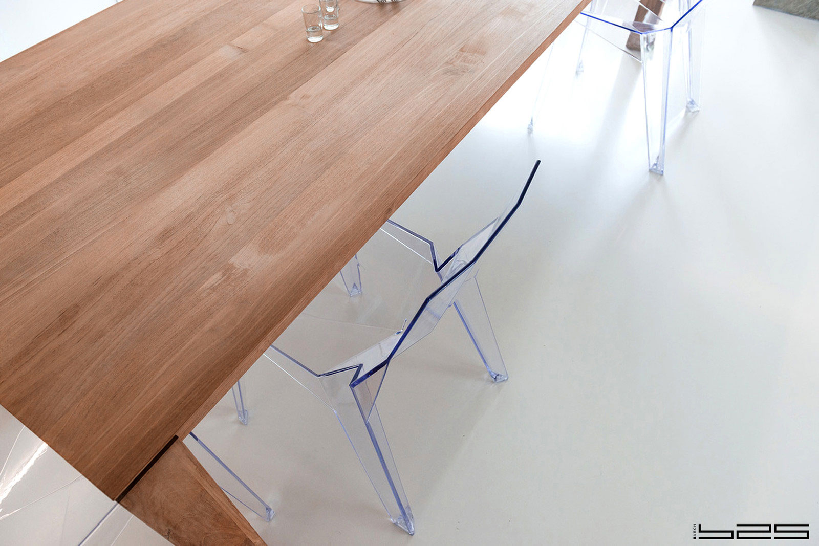 A Stylish Apartment with Concrete Walls and Glass Elements in Moscow, Russia by ARCH (16)