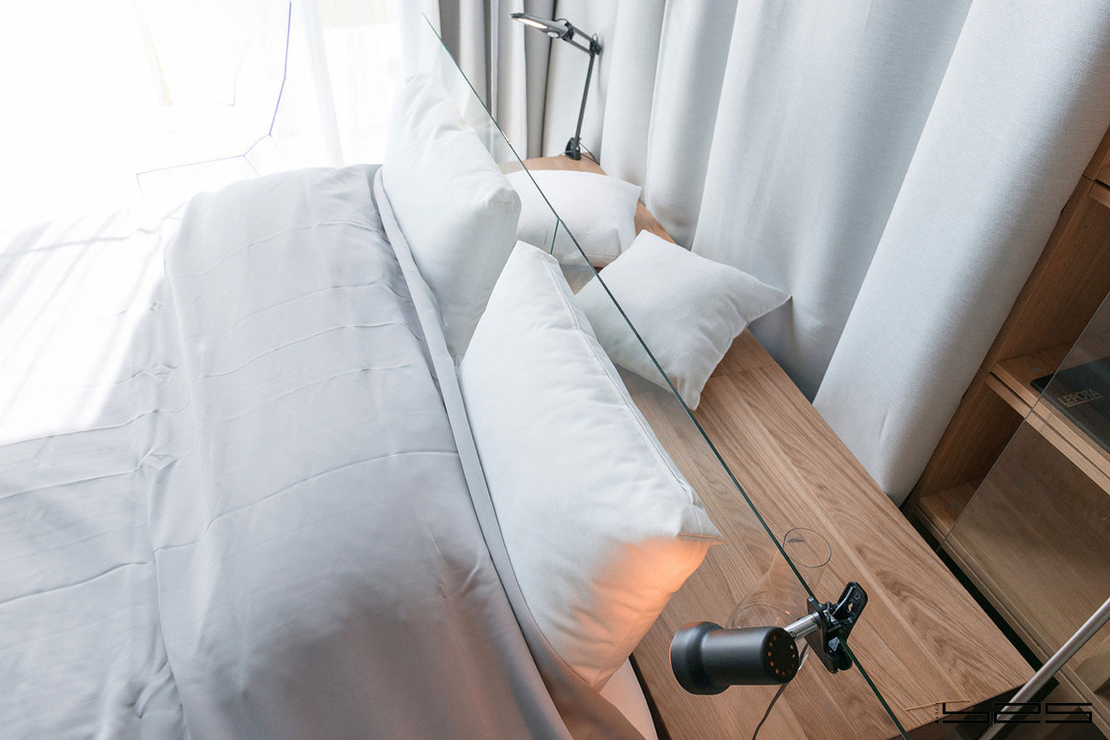 A Stylish Apartment with Concrete Walls and Glass Elements in Moscow, Russia by ARCH (23)