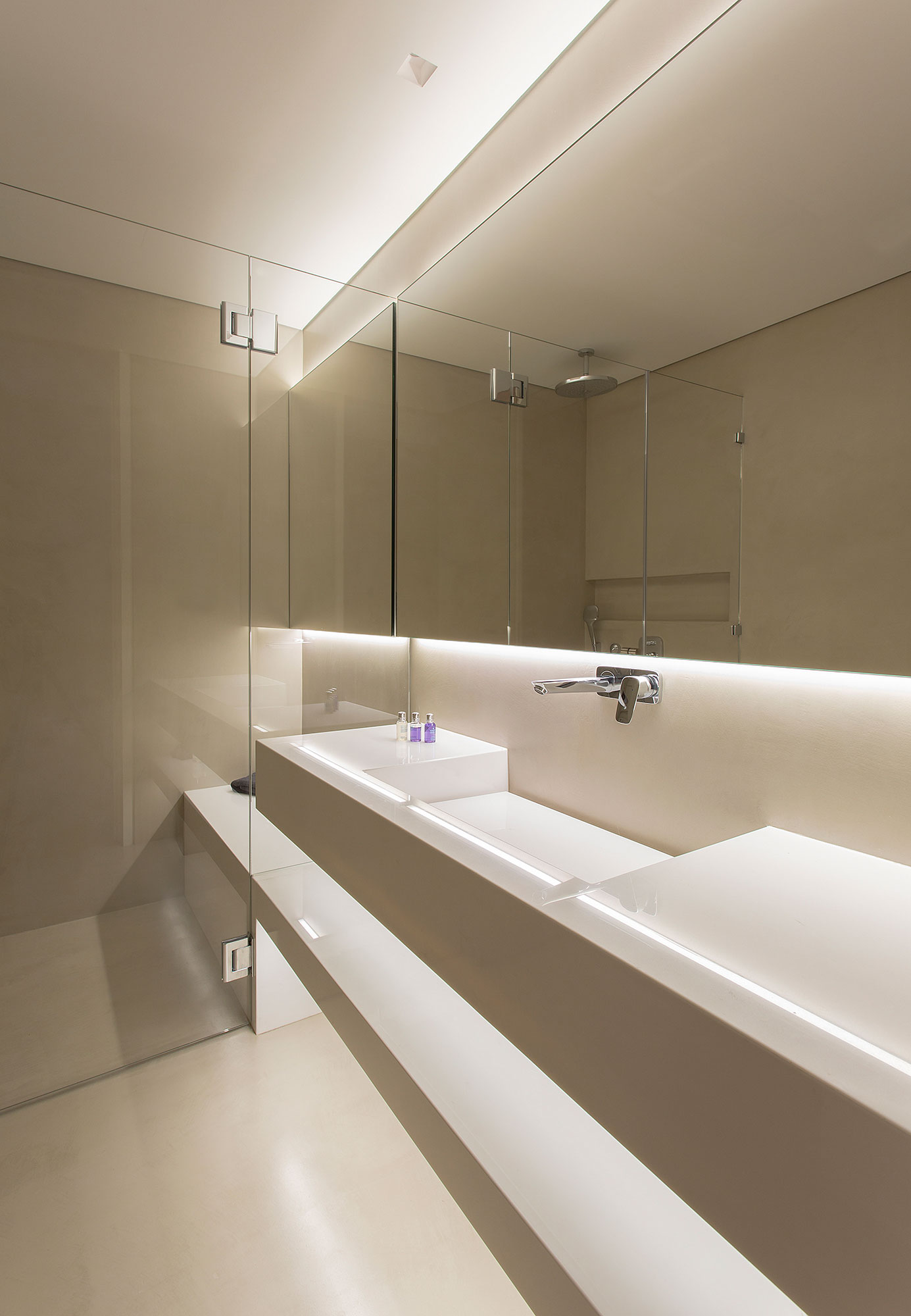 A Stylish Contemporary Home Drenched in Natural Light in Athens, Greece by Moustroufis Architects (15)