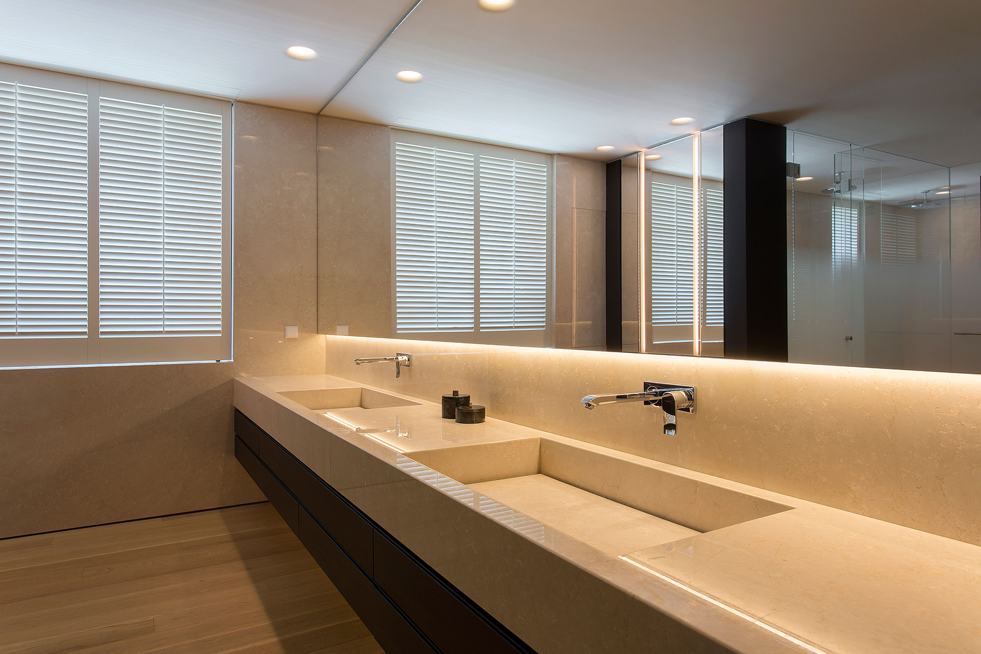 A Stylish Contemporary Home Drenched in Natural Light in Athens, Greece by Moustroufis Architects (16)