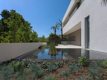 A Stylish Contemporary Home Drenched in Natural Light in Athens, Greece by Moustroufis Architects (2)