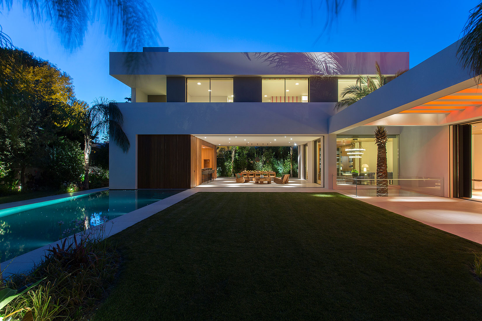 A Stylish Contemporary Home Drenched in Natural Light in Athens, Greece by Moustroufis Architects (24)