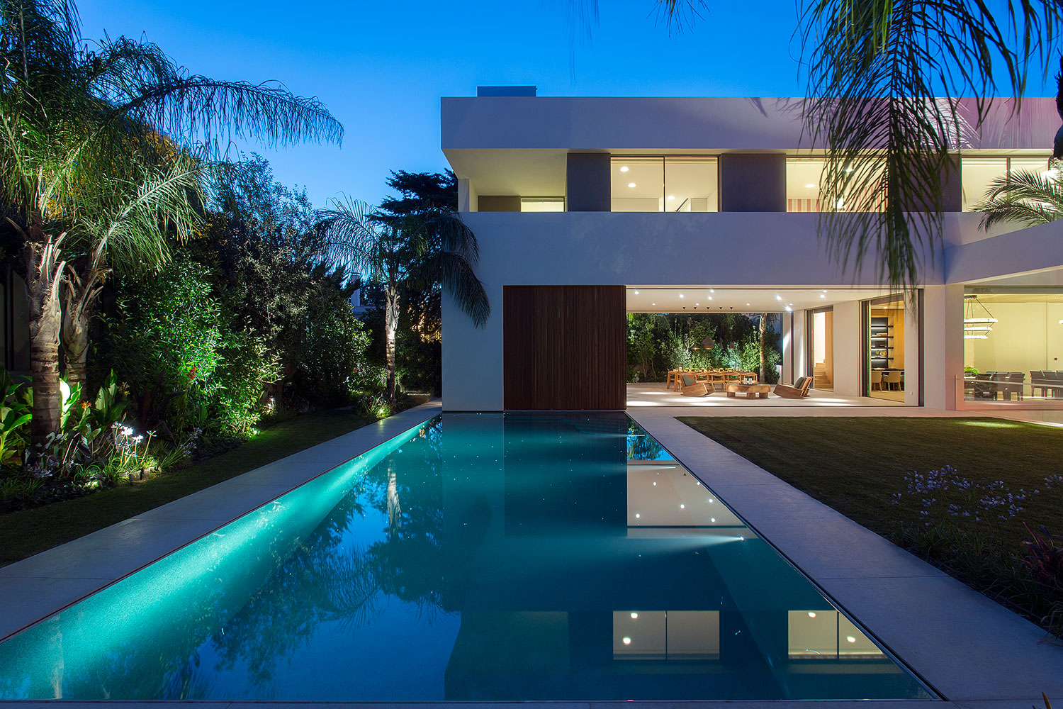 A Stylish Contemporary Home Drenched in Natural Light in Athens, Greece by Moustroufis Architects (25)