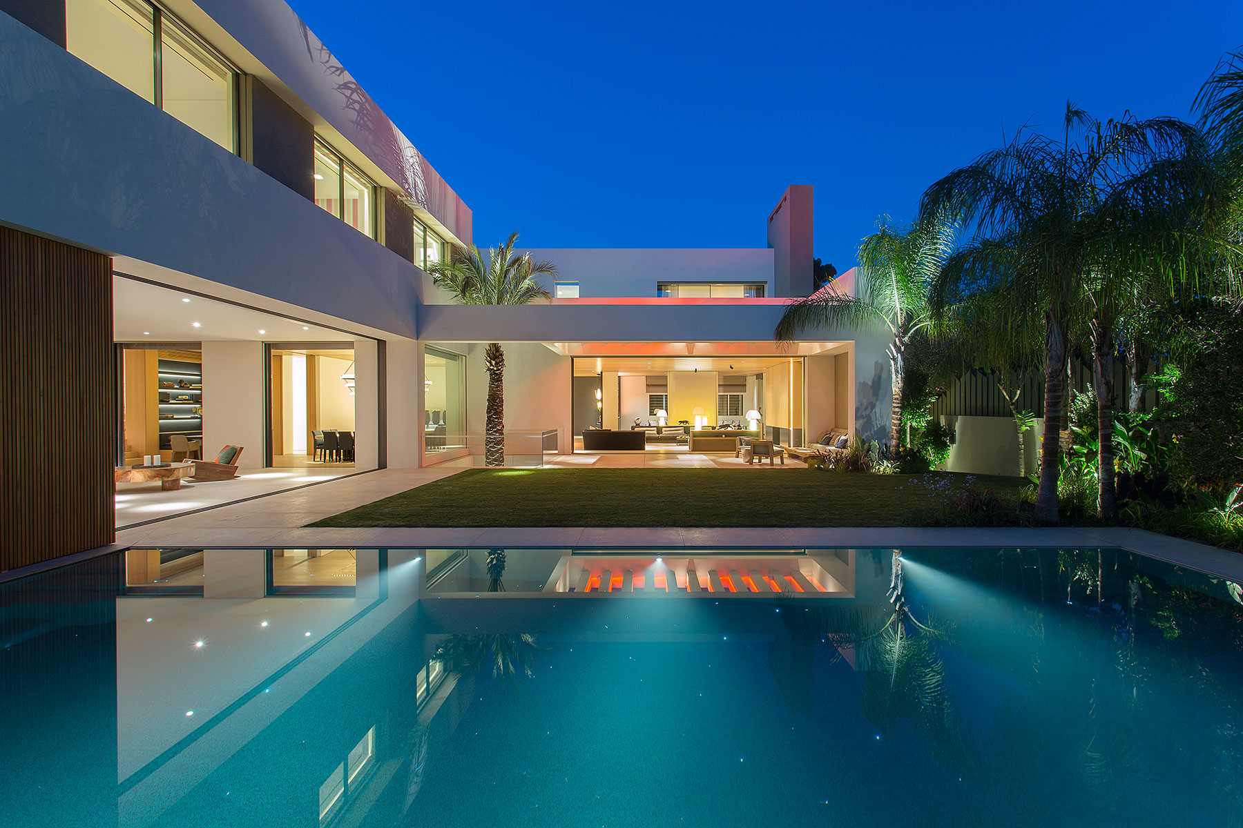 A Stylish Contemporary Home Drenched in Natural Light in Athens, Greece by Moustroufis Architects (26)