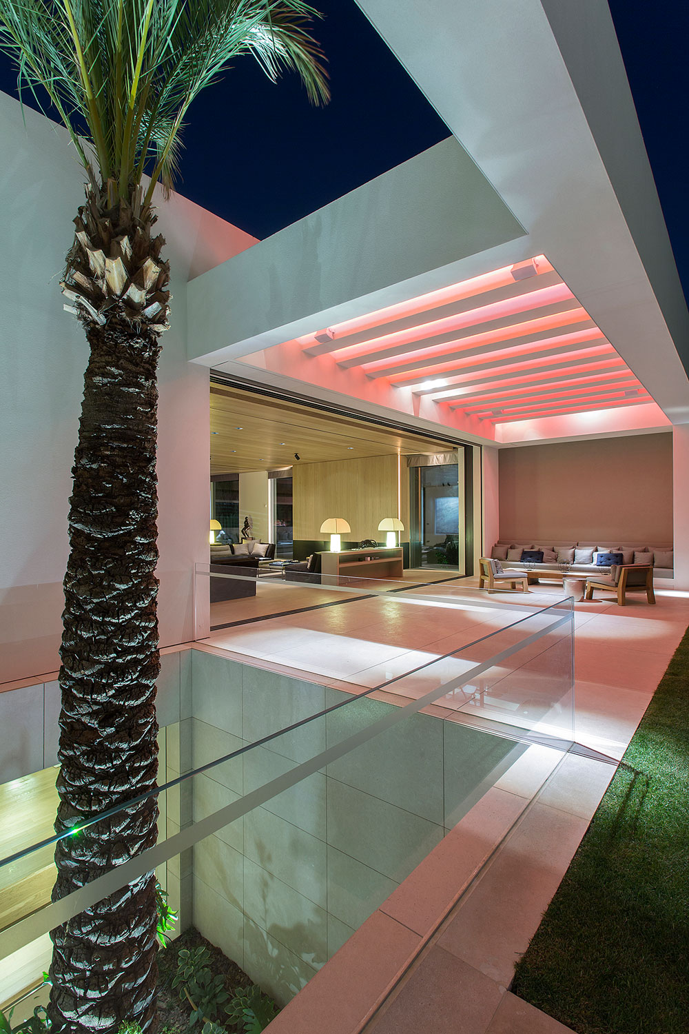 A Stylish Contemporary Home Drenched in Natural Light in Athens, Greece by Moustroufis Architects (27)