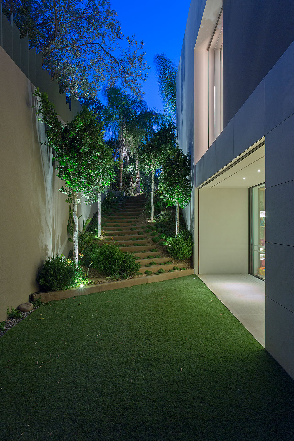 A Stylish Contemporary Home Drenched in Natural Light in Athens, Greece by Moustroufis Architects (28)