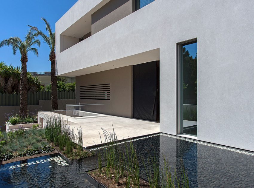 A Stylish Contemporary Home Drenched in Natural Light in Athens, Greece by Moustroufis Architects (3)