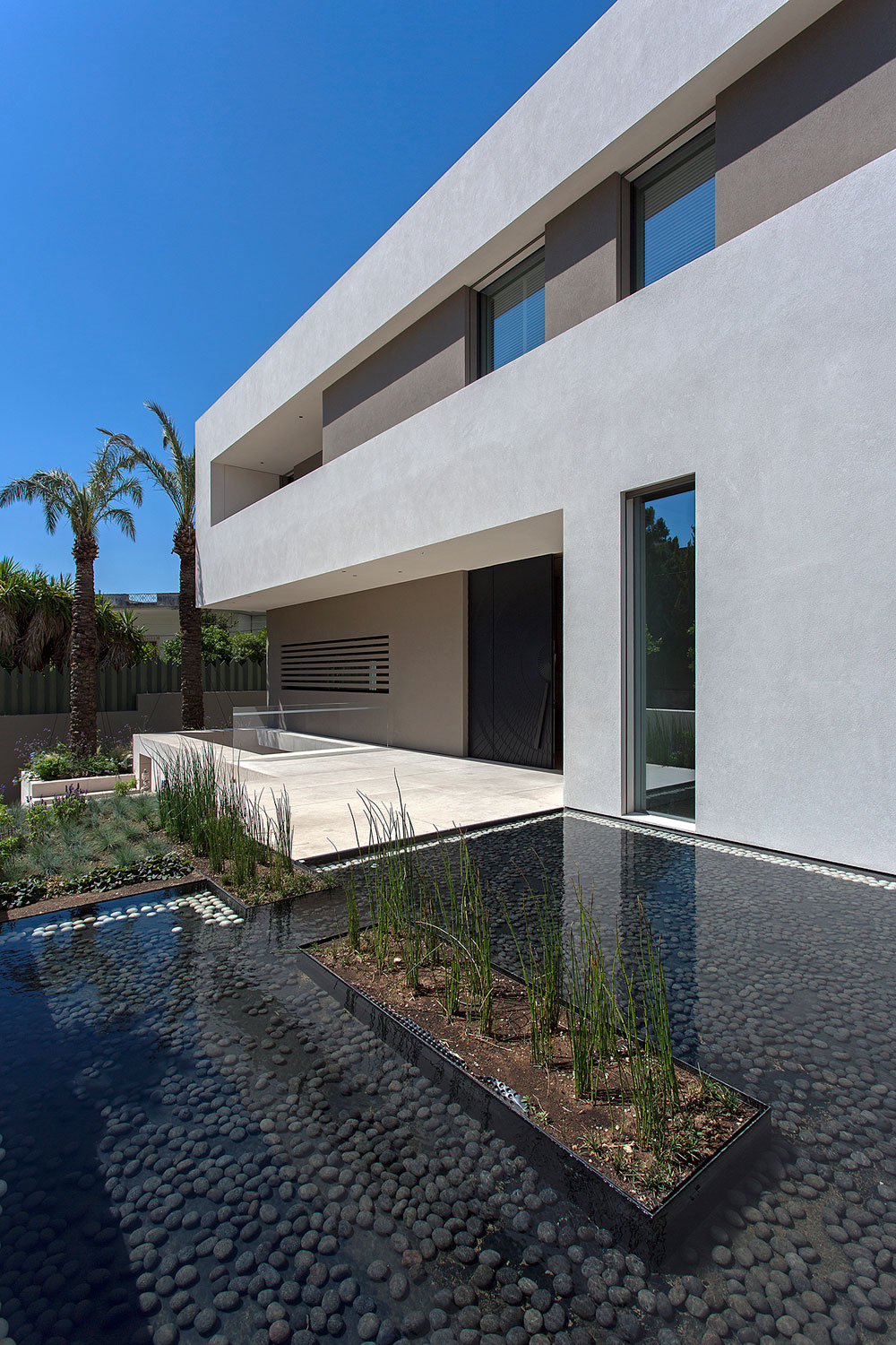 A Stylish Contemporary Home Drenched in Natural Light in Athens, Greece by Moustroufis Architects (3)