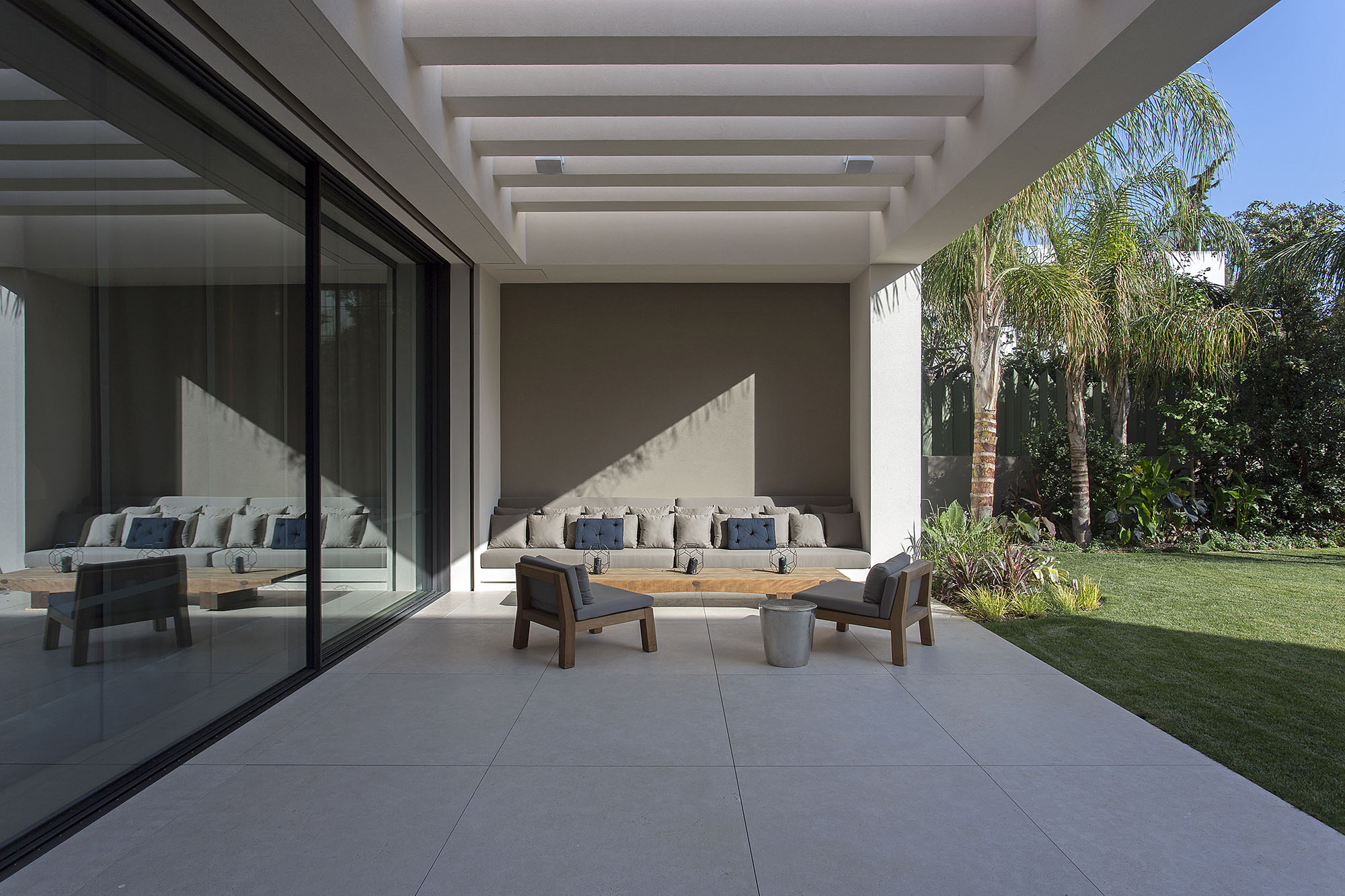 A Stylish Contemporary Home Drenched in Natural Light in Athens, Greece by Moustroufis Architects (31)