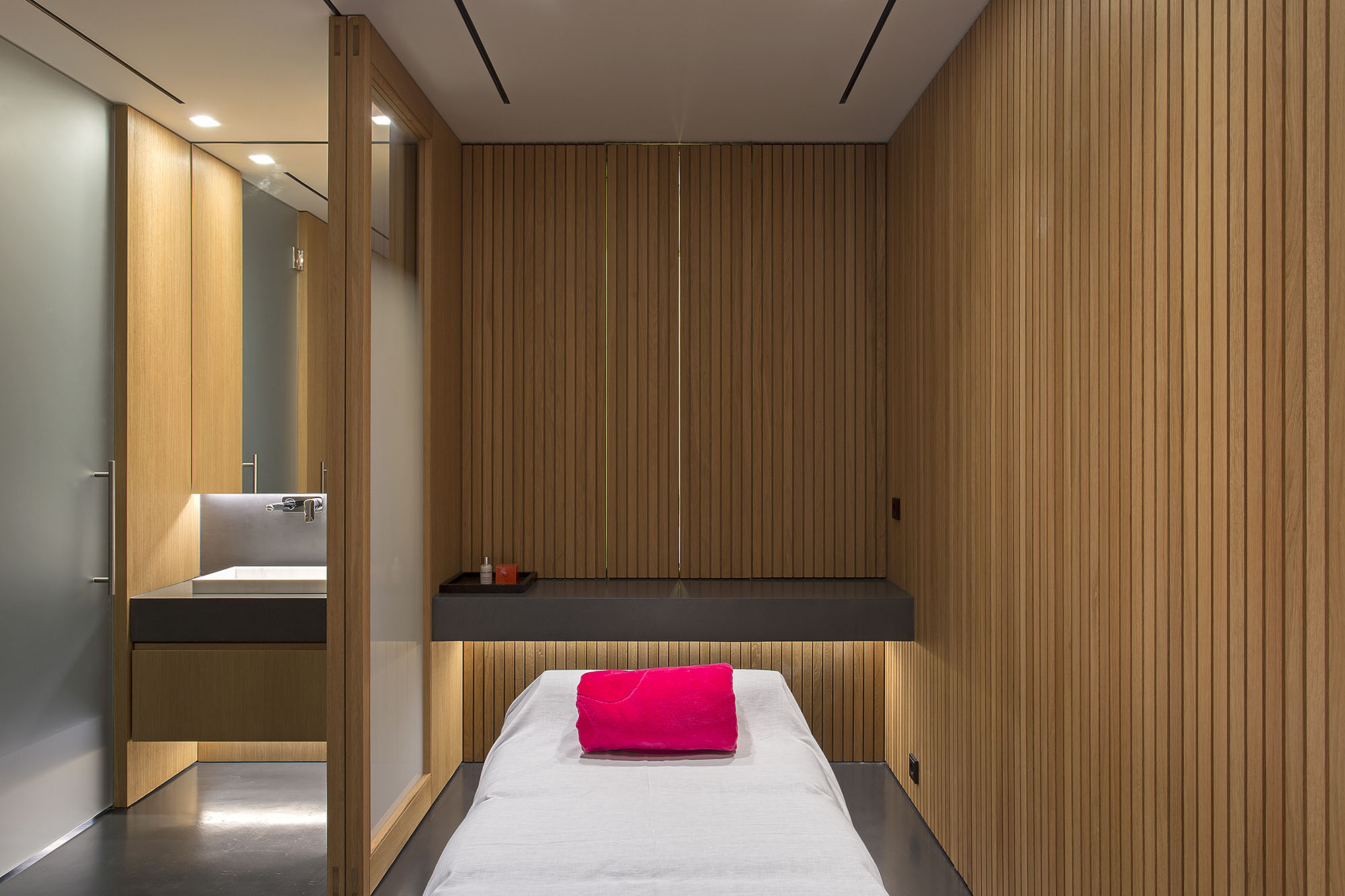 A Stylish Contemporary Home Drenched in Natural Light in Athens, Greece by Moustroufis Architects (32)