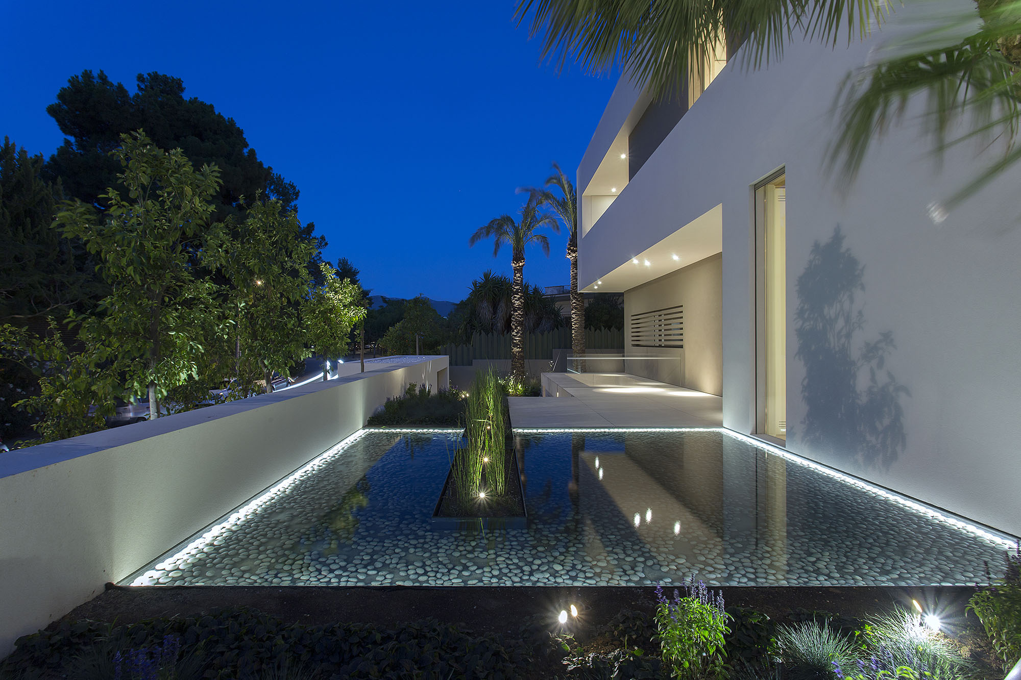 A Stylish Contemporary Home Drenched in Natural Light in Athens, Greece by Moustroufis Architects (35)