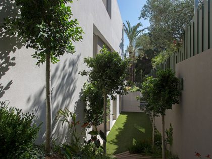 A Stylish Contemporary Home Drenched in Natural Light in Athens, Greece by Moustroufis Architects (4)