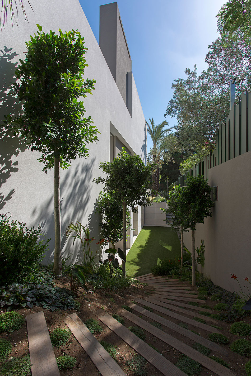 A Stylish Contemporary Home Drenched in Natural Light in Athens, Greece by Moustroufis Architects (4)