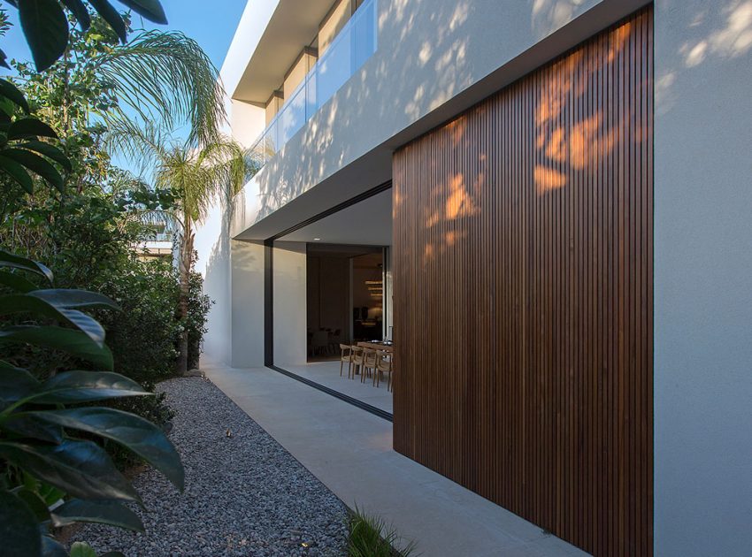 A Stylish Contemporary Home Drenched in Natural Light in Athens, Greece by Moustroufis Architects (5)