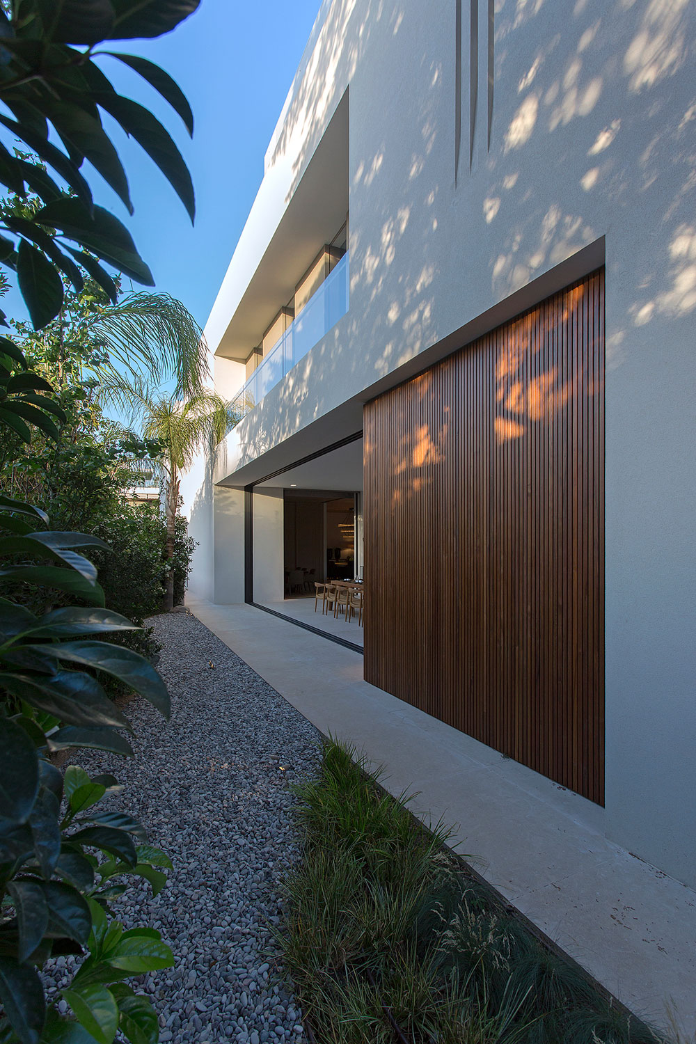 A Stylish Contemporary Home Drenched in Natural Light in Athens, Greece by Moustroufis Architects (5)
