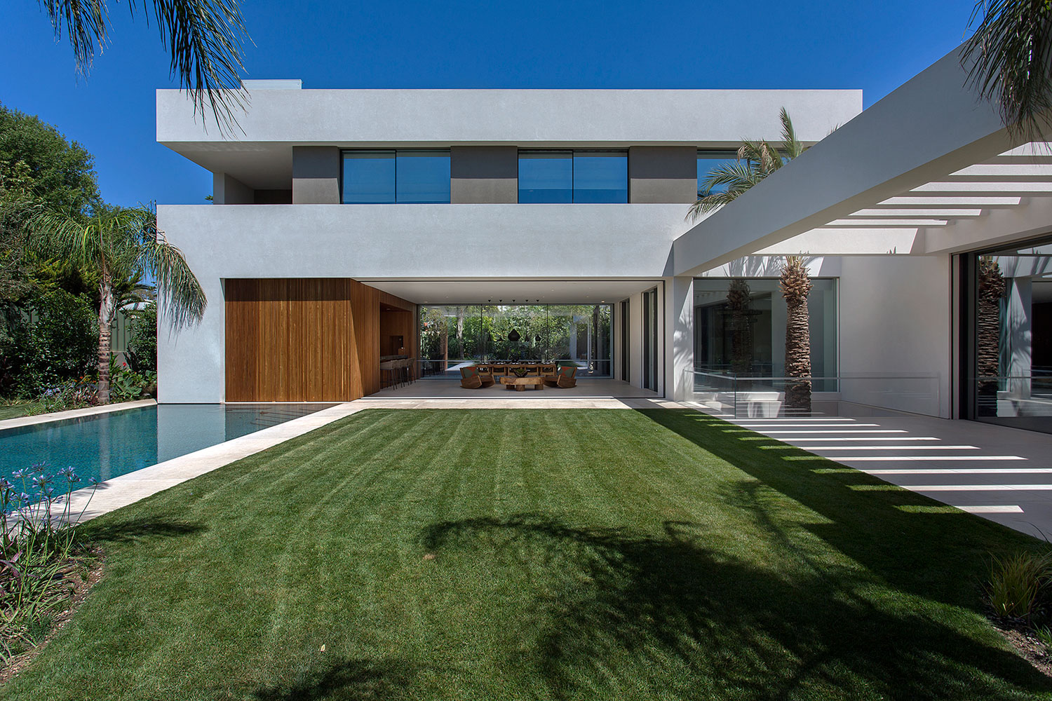 A Stylish Contemporary Home Drenched in Natural Light in Athens, Greece by Moustroufis Architects (6)