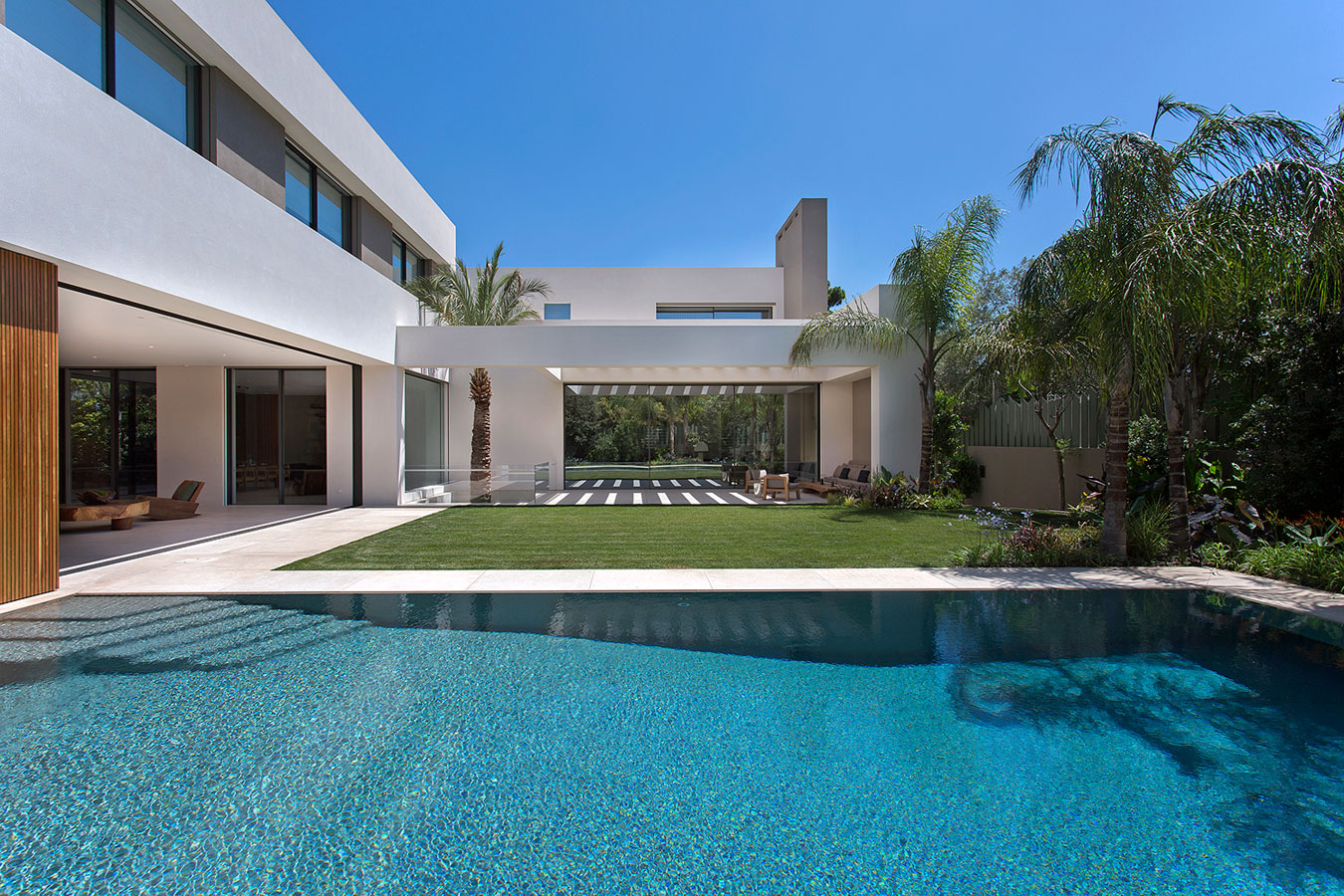 A Stylish Contemporary Home Drenched in Natural Light in Athens, Greece by Moustroufis Architects (7)