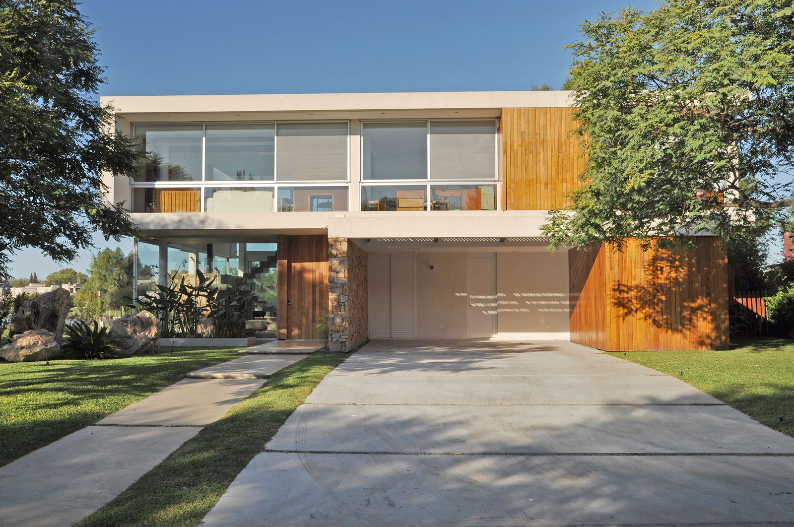 A Stylish Contemporary Home with Exquisite Taste in Tigre, Buenos Aires by Vanguarda Architects (1)
