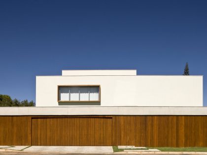A Stylish Contemporary Home with Simple Lines and Overlapping Volumes in Brasilia