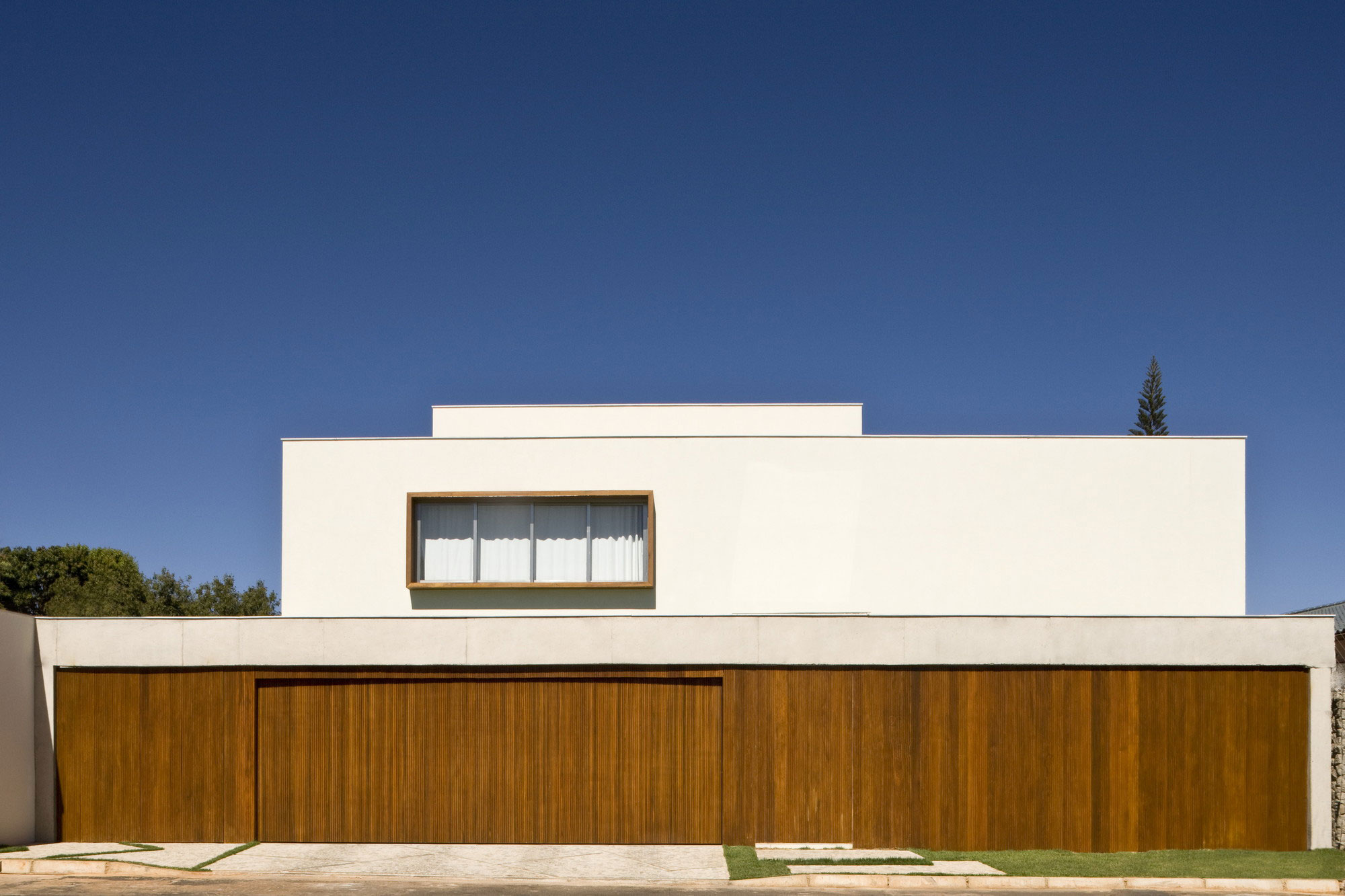 A Stylish Contemporary Home with Simple Lines and Overlapping Volumes in Brasilia by Patricia Almeida Arquitetura (1)