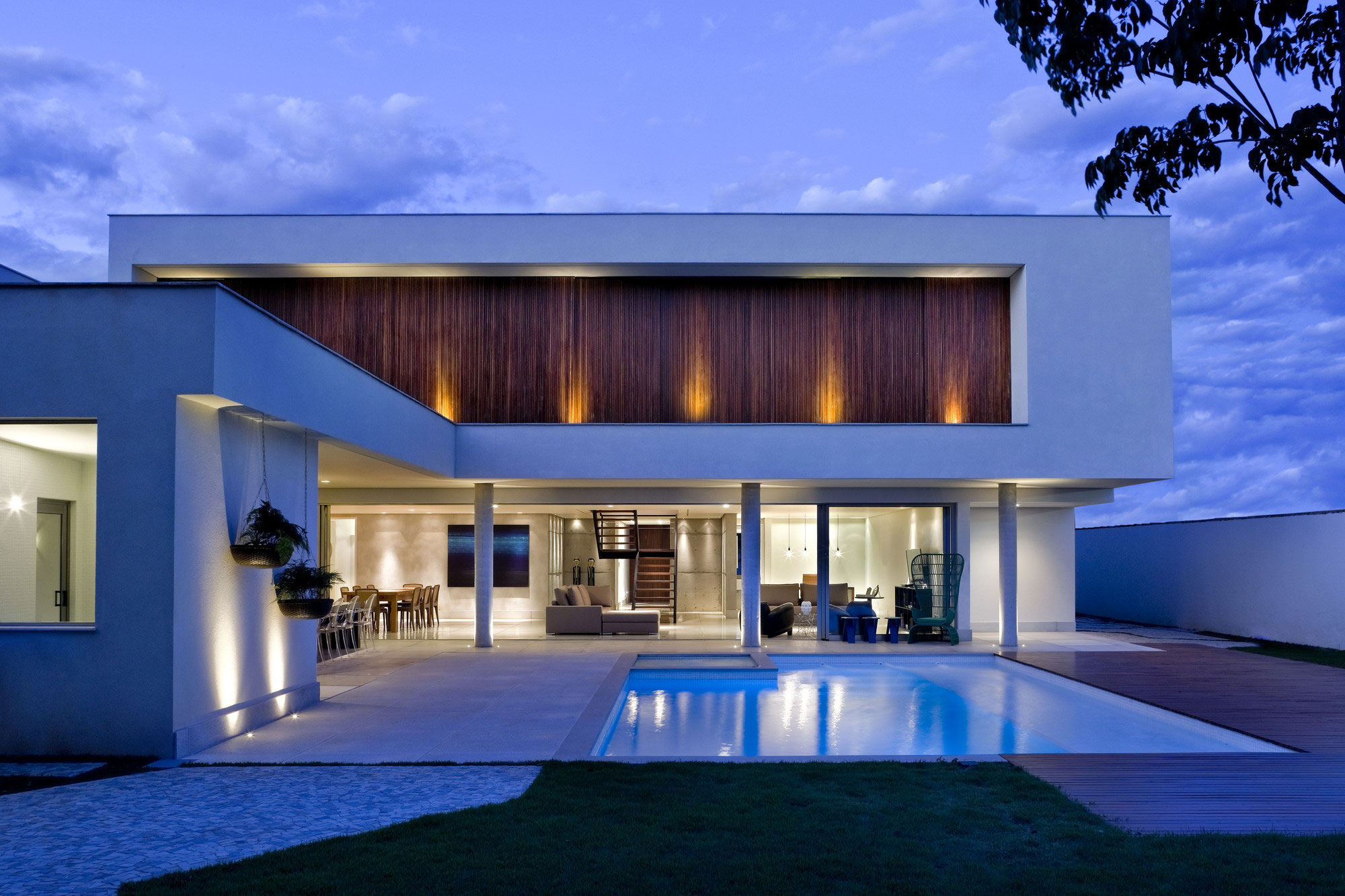 A Stylish Contemporary Home with Simple Lines and Overlapping Volumes in Brasilia by Patricia Almeida Arquitetura (12)