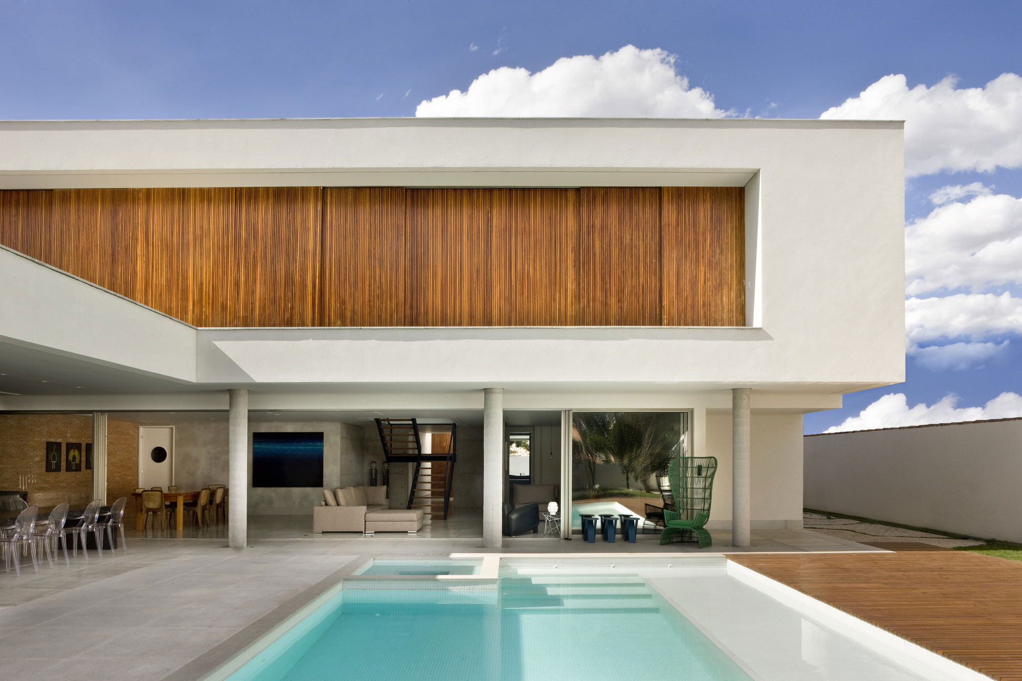 A Stylish Contemporary Home with Simple Lines and Overlapping Volumes in Brasilia by Patricia Almeida Arquitetura (2)