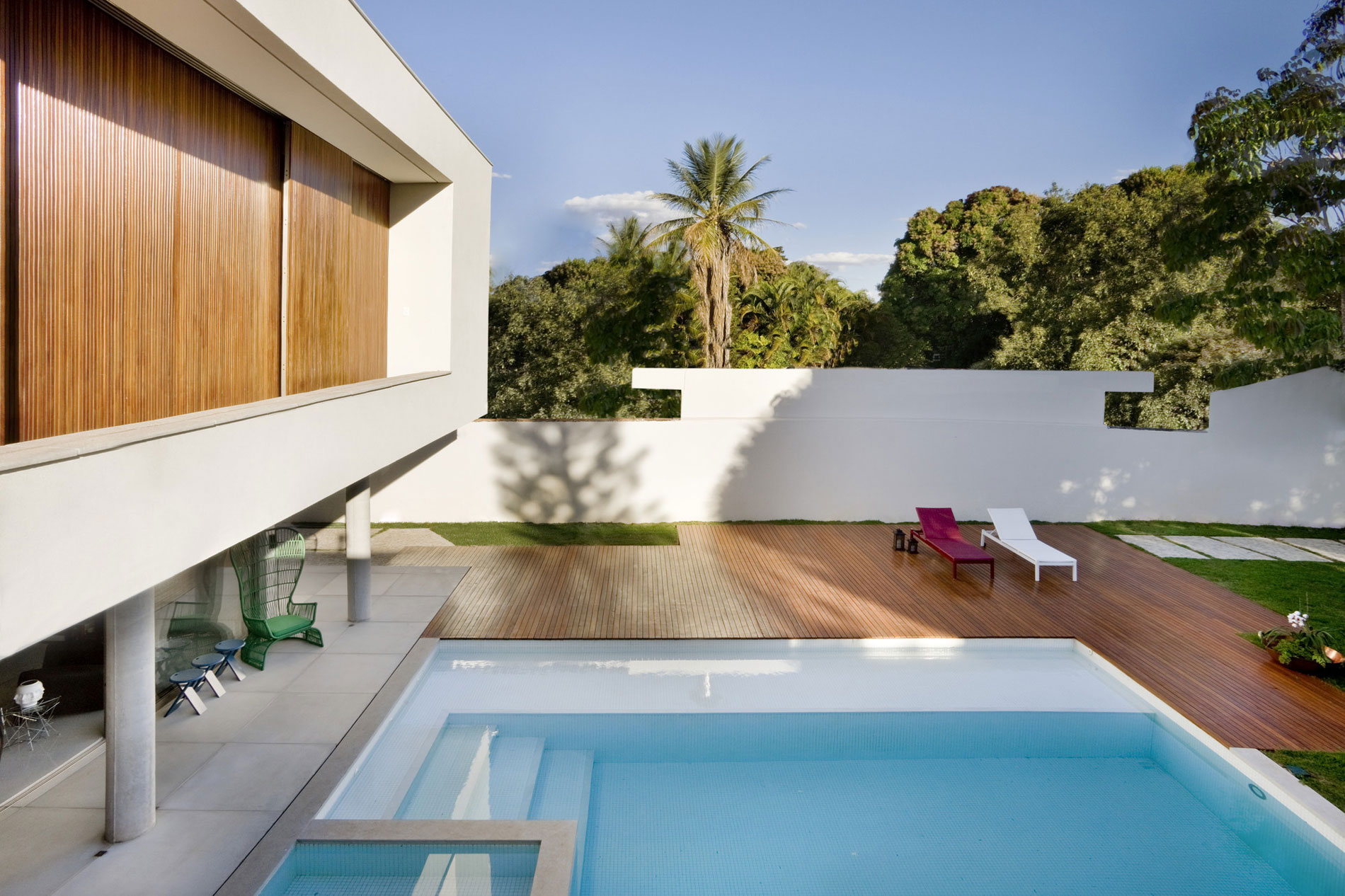 A Stylish Contemporary Home with Simple Lines and Overlapping Volumes in Brasilia by Patricia Almeida Arquitetura (3)