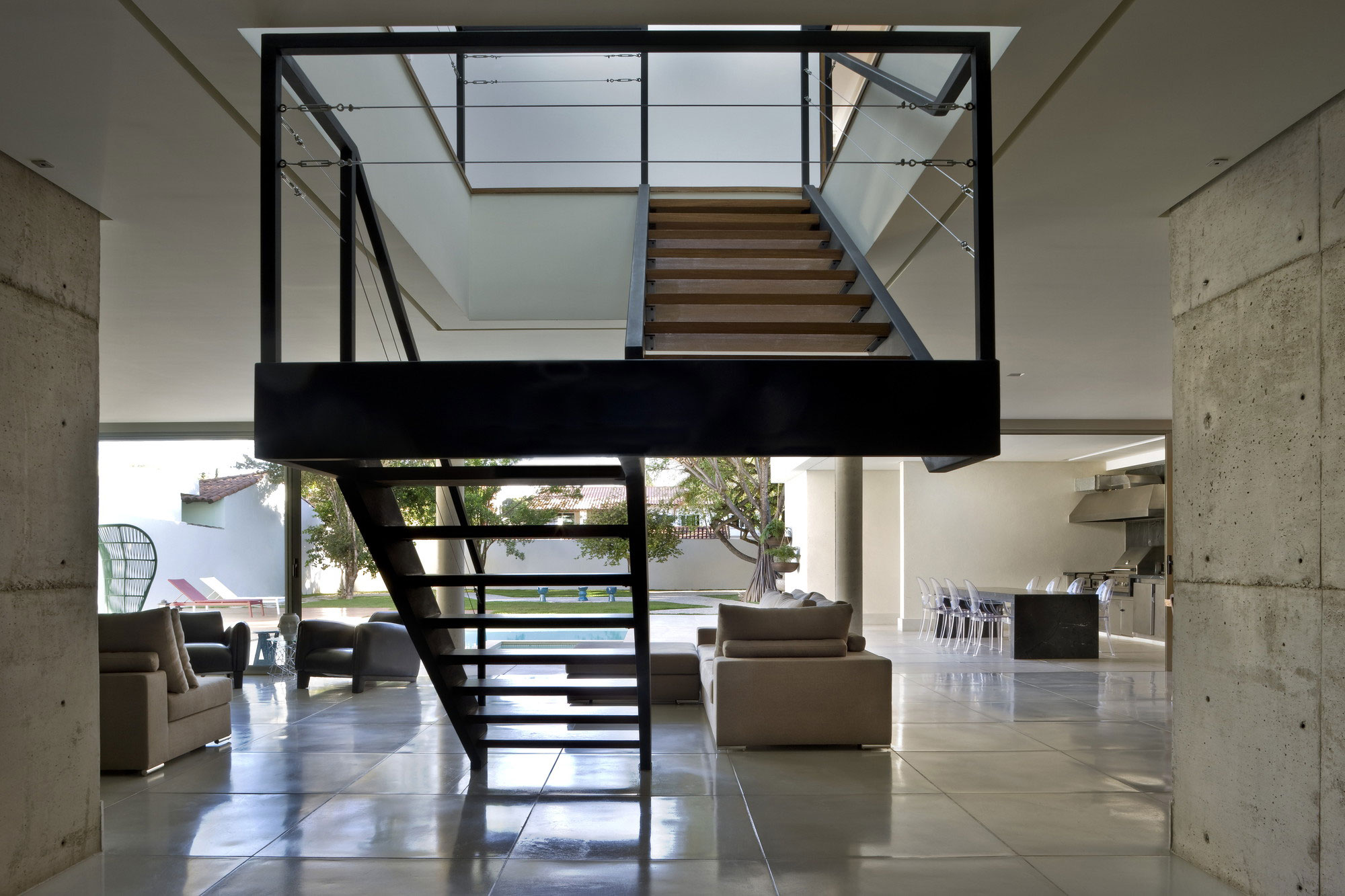 A Stylish Contemporary Home with Simple Lines and Overlapping Volumes in Brasilia by Patricia Almeida Arquitetura (6)