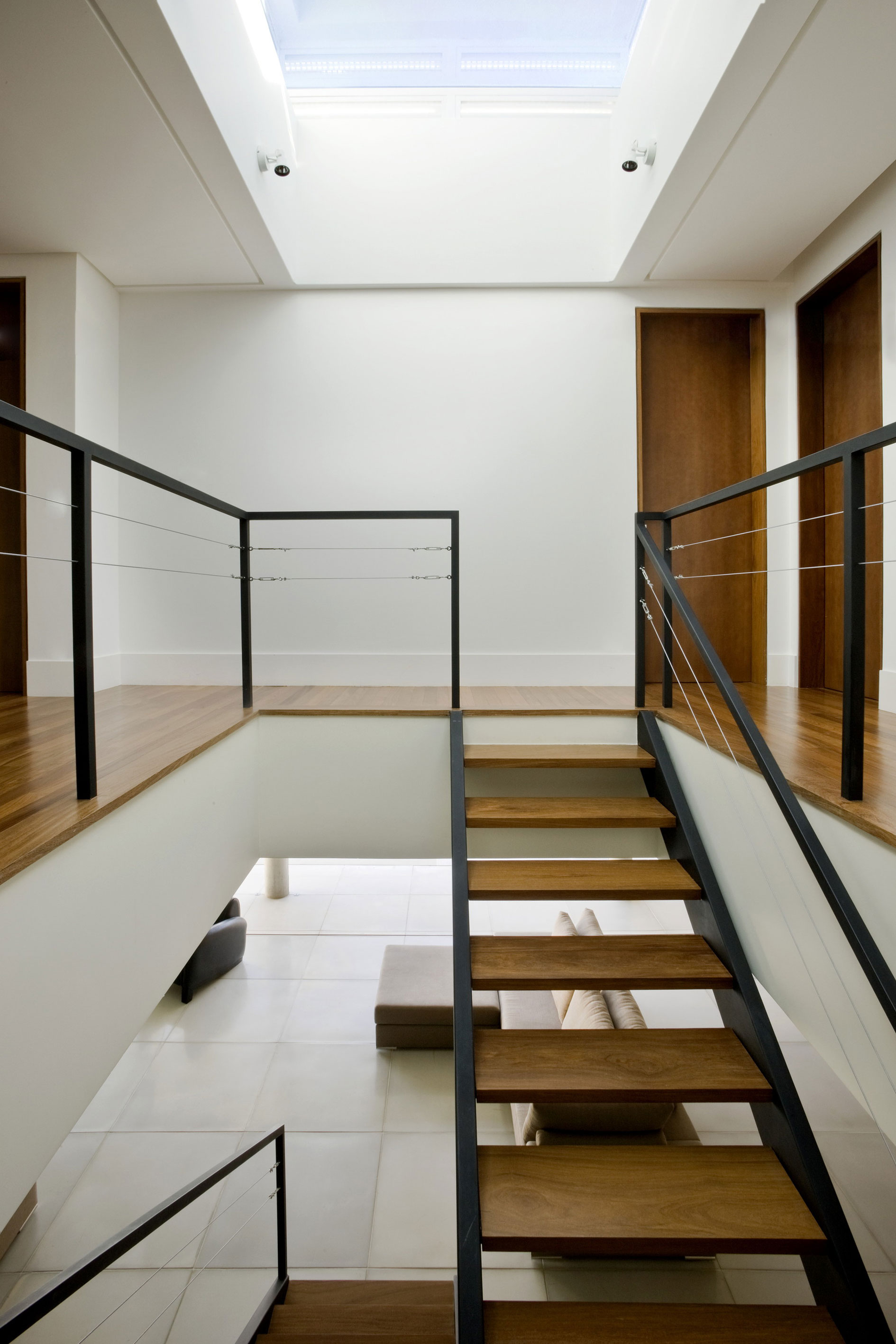 A Stylish Contemporary Home with Simple Lines and Overlapping Volumes in Brasilia by Patricia Almeida Arquitetura (8)