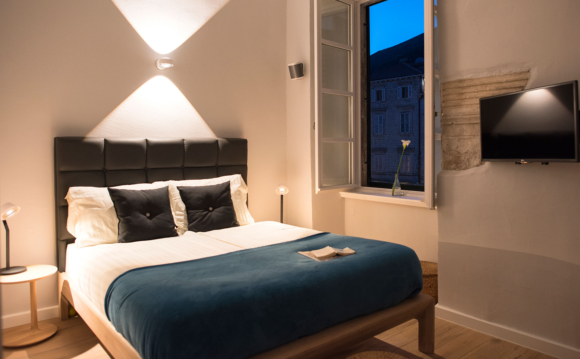 A Stylish Contemporary Home with Warm Atmosphere in Dubrovnik, Croatia by FO4A Architecture (16)