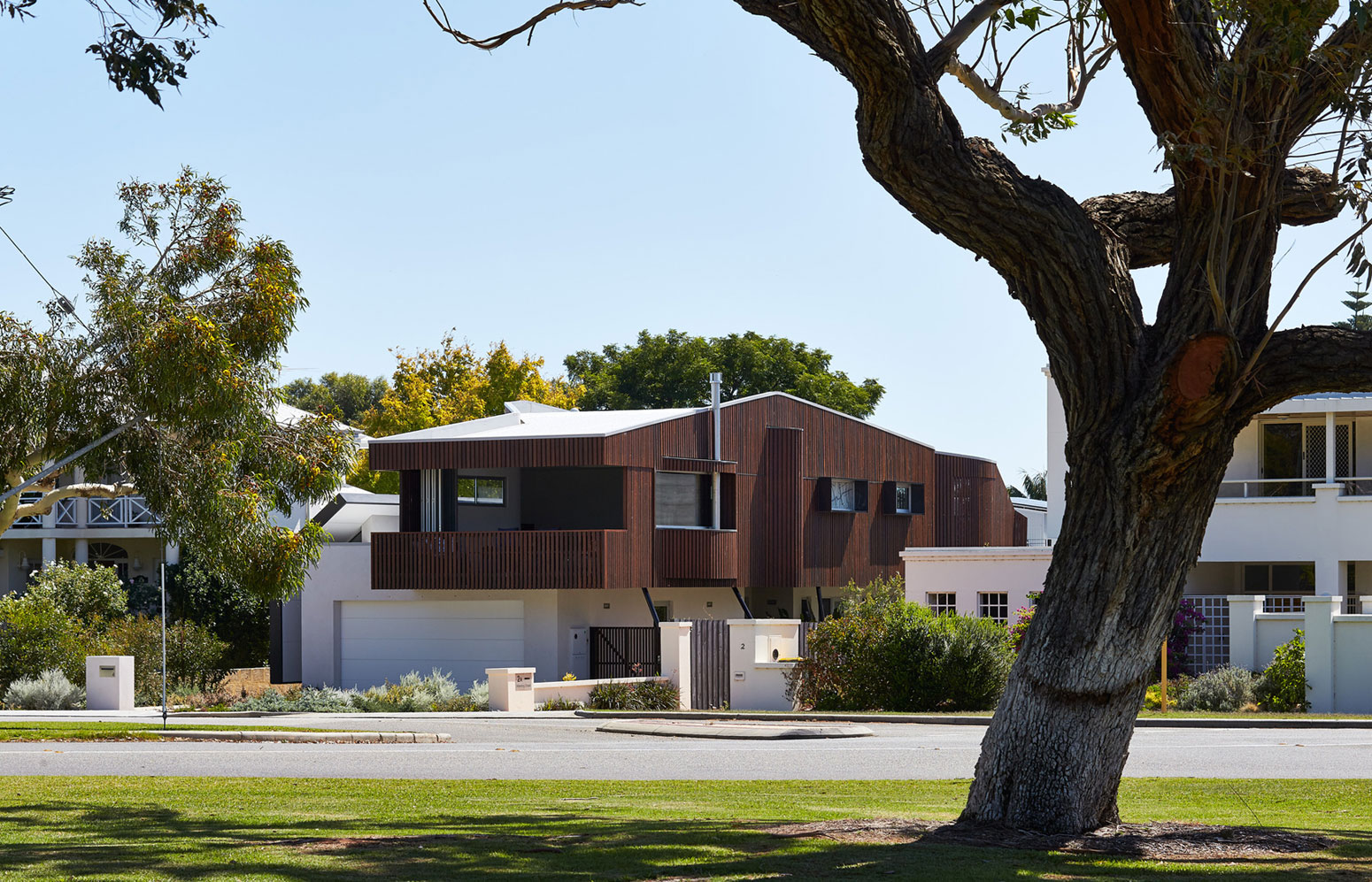 A Stylish Contemporary House with Stunning Character in Mosman Bay, Australia by Iredale Pedersen Hook Architects (1)